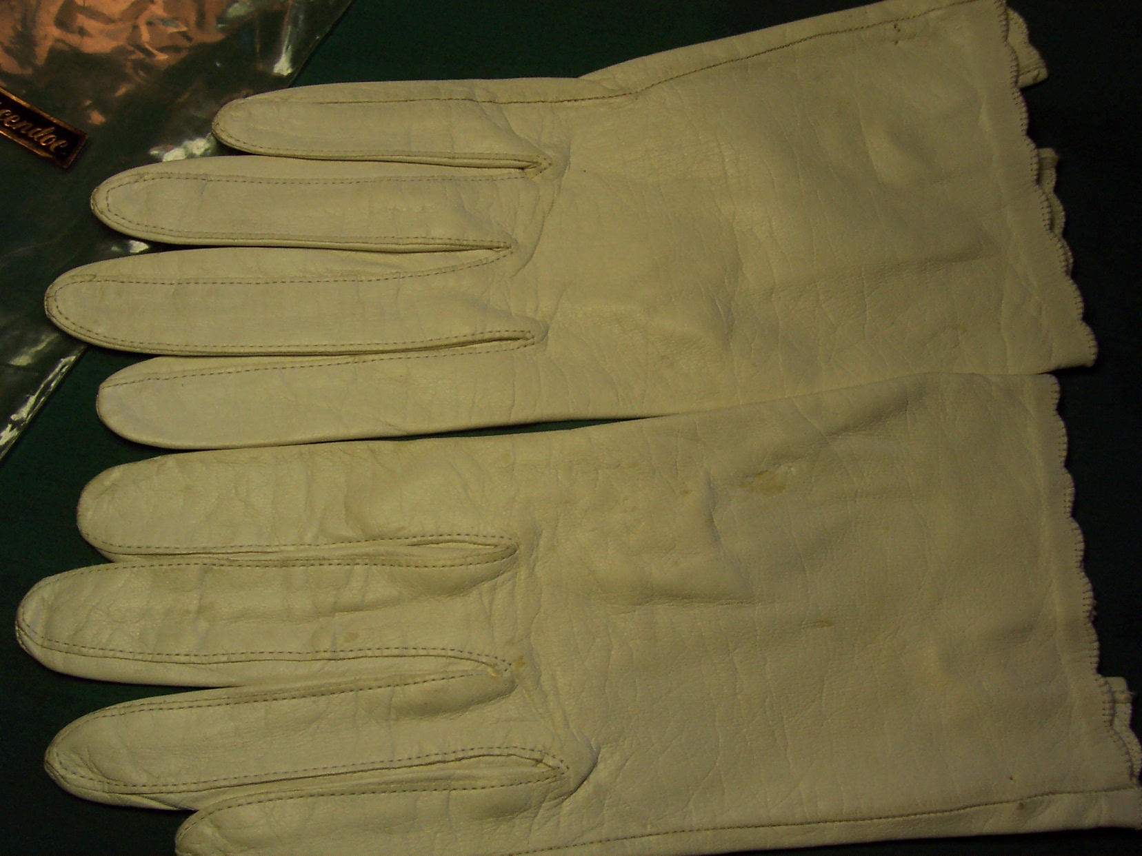 Cresendoe Glove Co White Leather Gloves