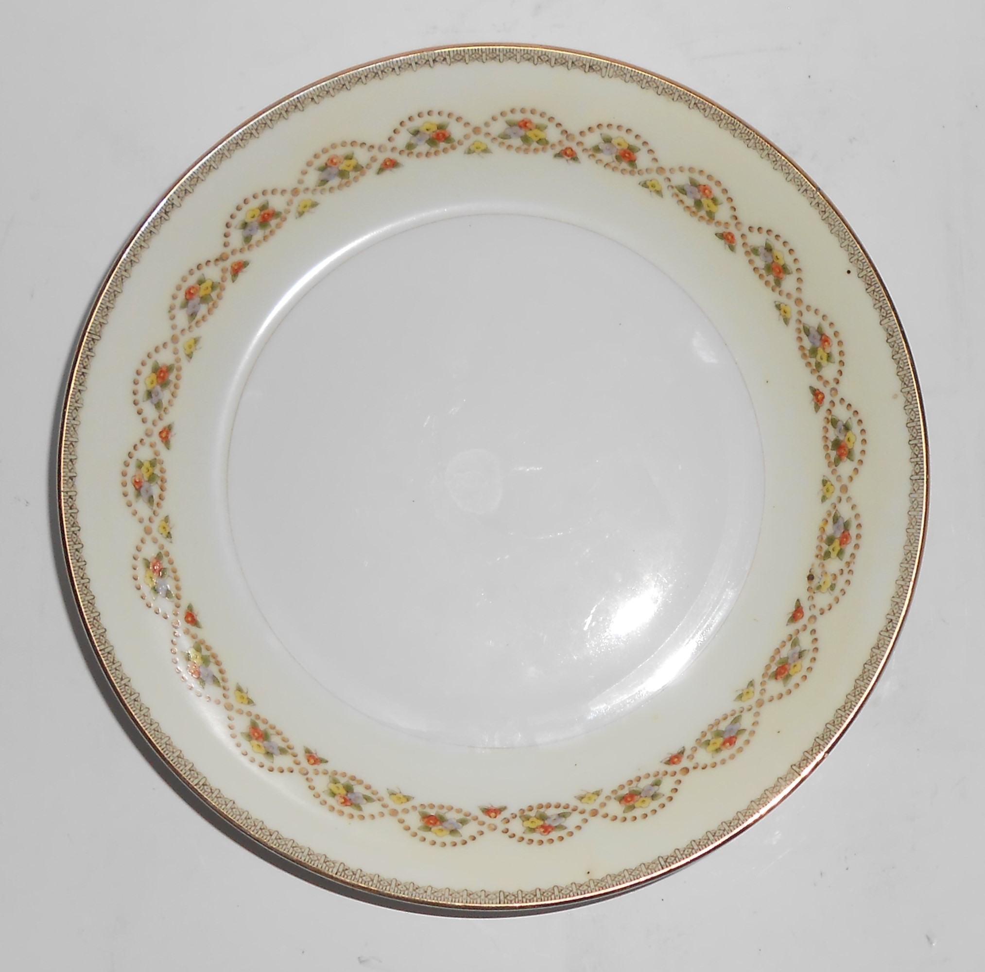 Meito China Porcelain Japan 400 Tri-Flowers w/Gold Band