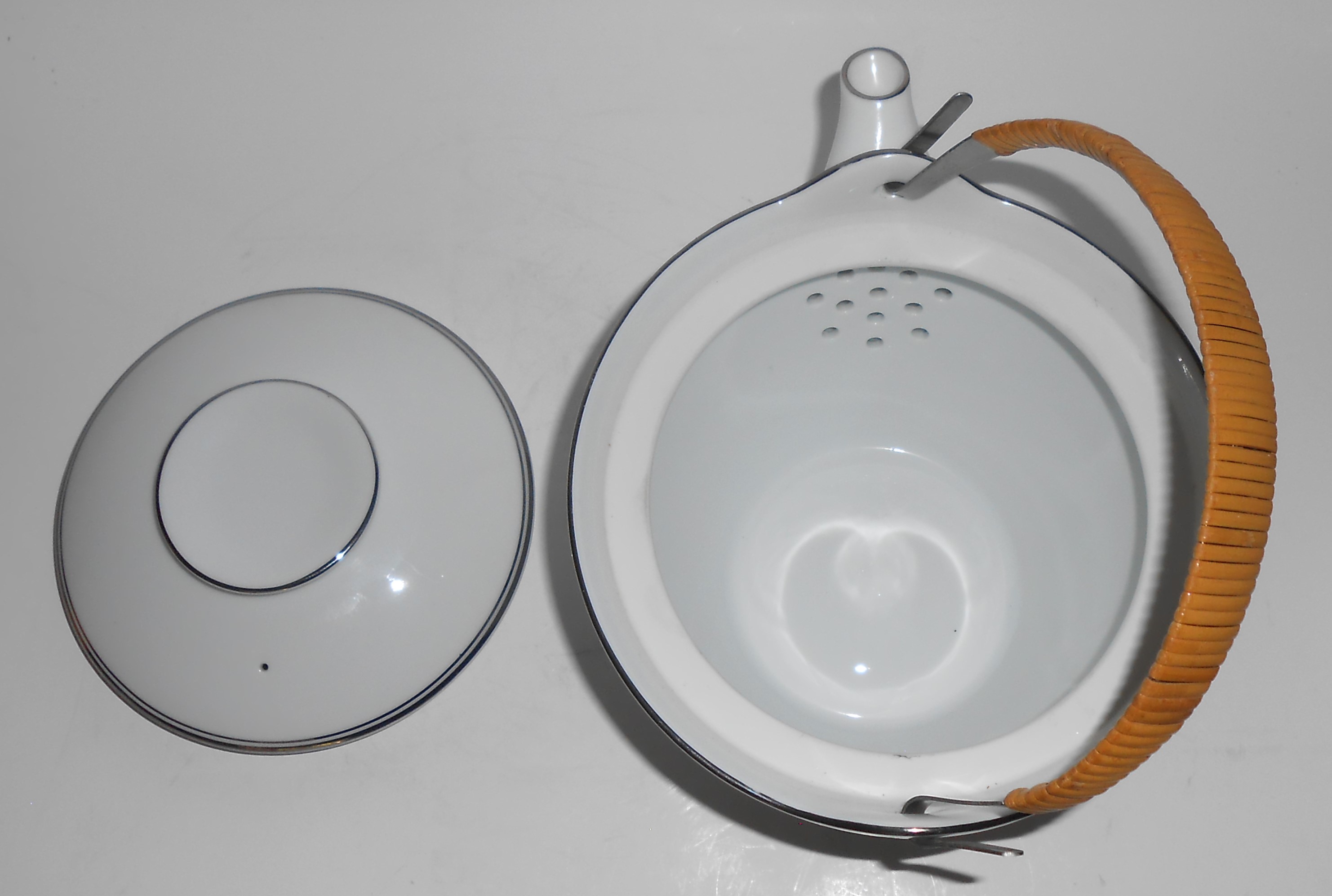 Noritake Porcelain China 5790 Rosales w/Platinum Teapot