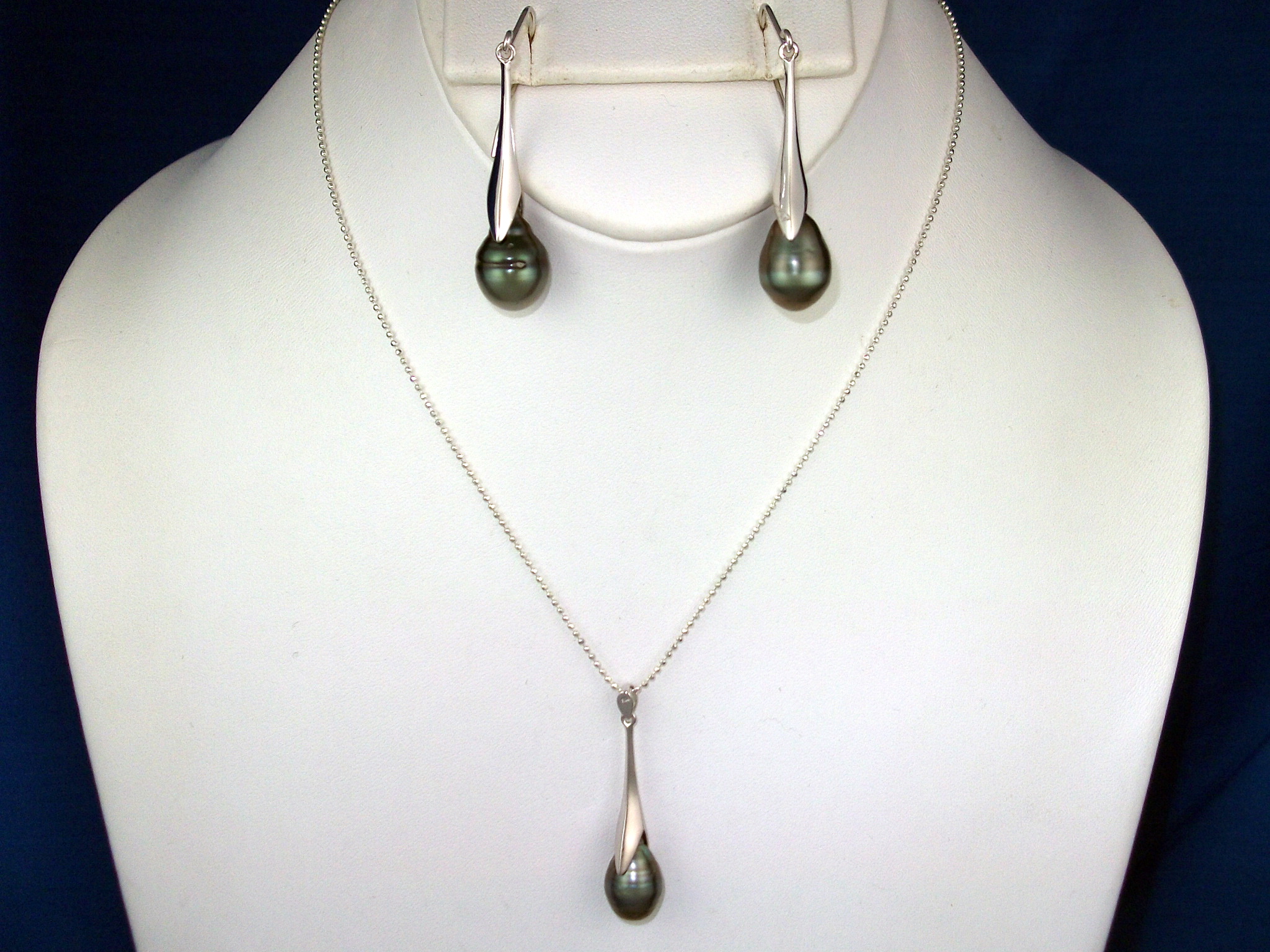 Tahitian Black  Pearl Earrings and Pendant Sterling Sil