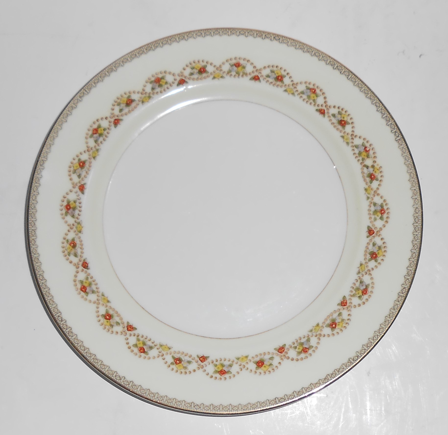 Meito China Porcelain Japan 400 Tri-Flowers w/Gold Band