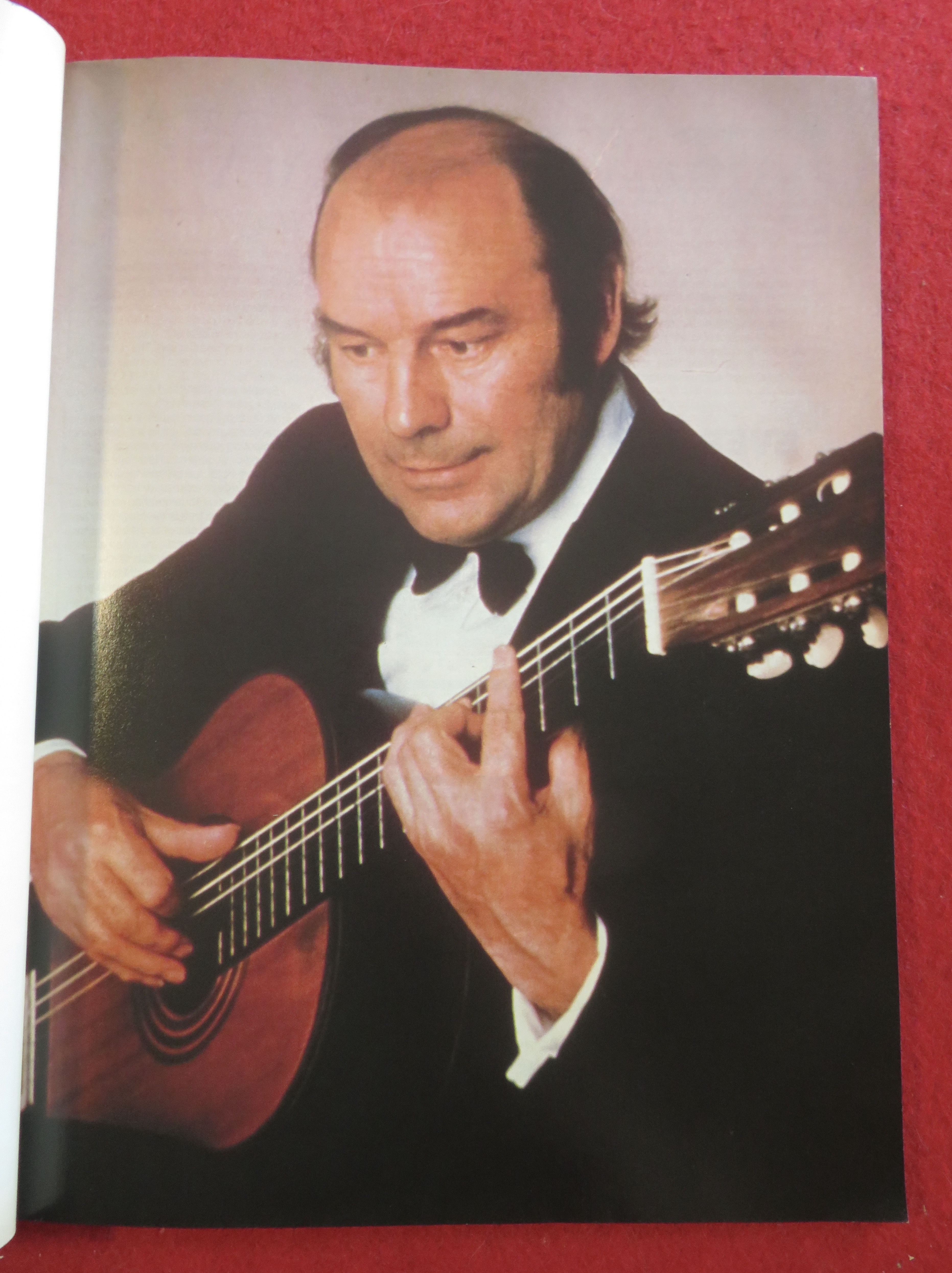 Guitar Player Magazine June 1990 Maestro Julian Bream