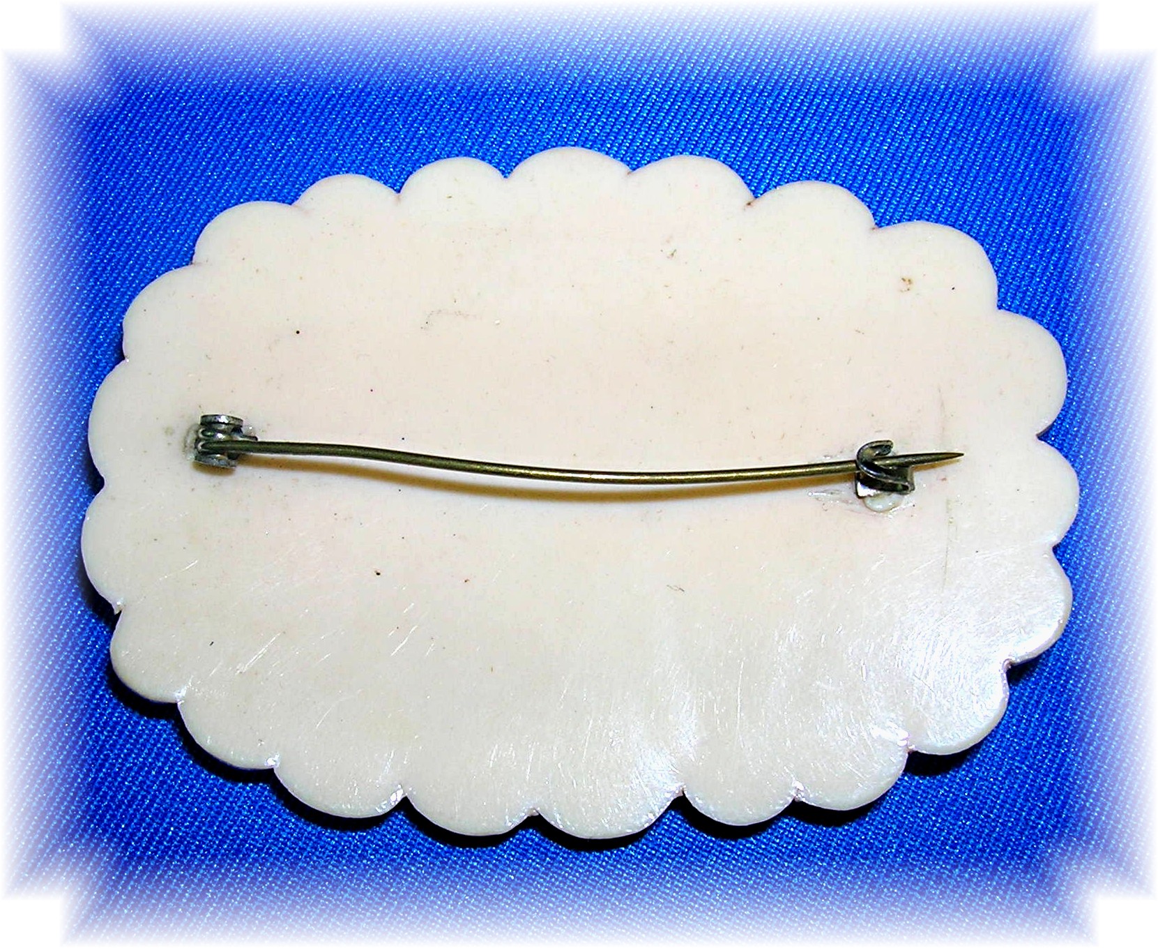 Bakelite Double Leaf  Brooch 3 Inches 50s