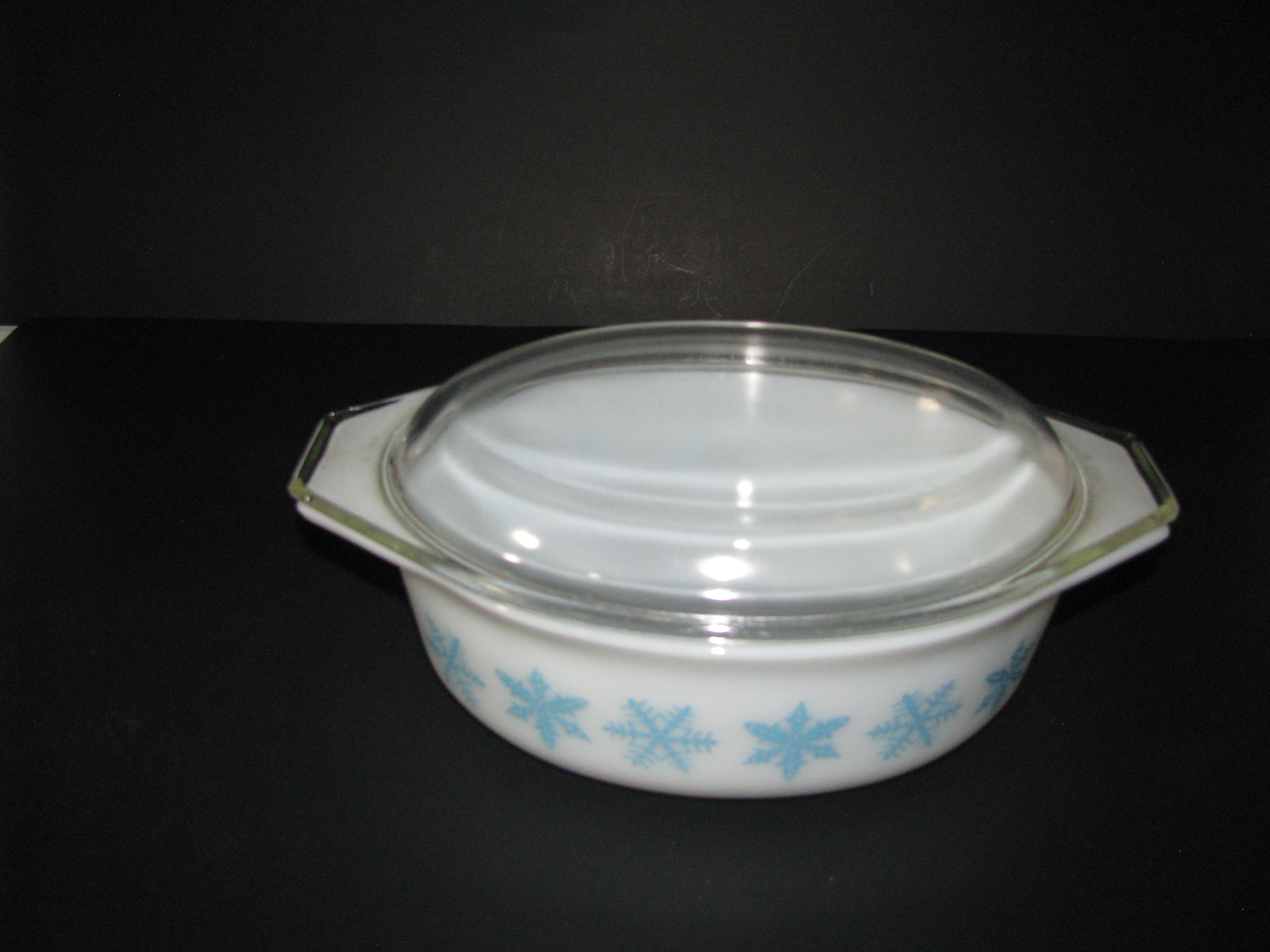 Vintage Pyrex Turquoise on White Snowflake 043 1.5qt