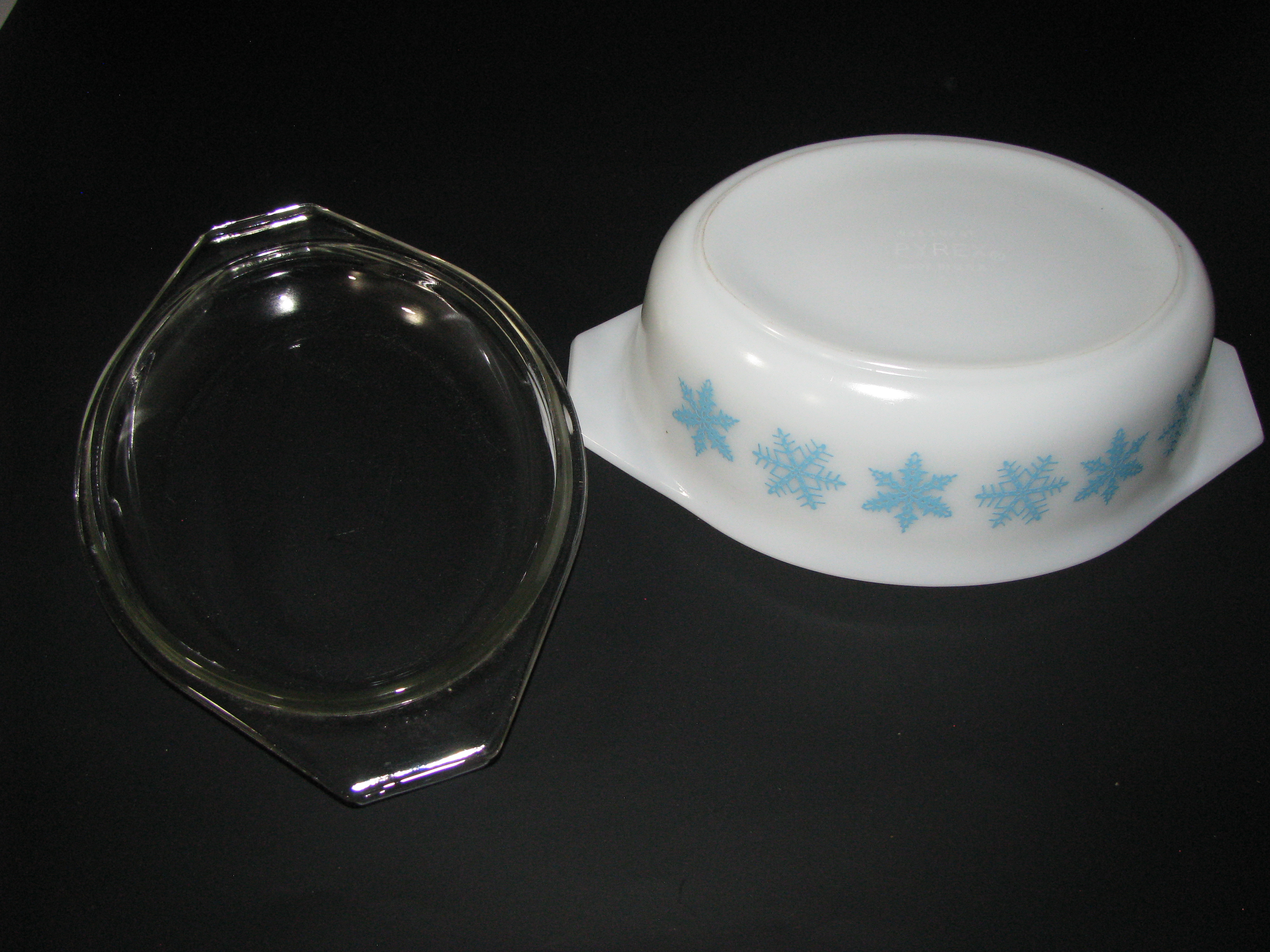 Vintage Pyrex Turquoise on White Snowflake 043 1.5qt