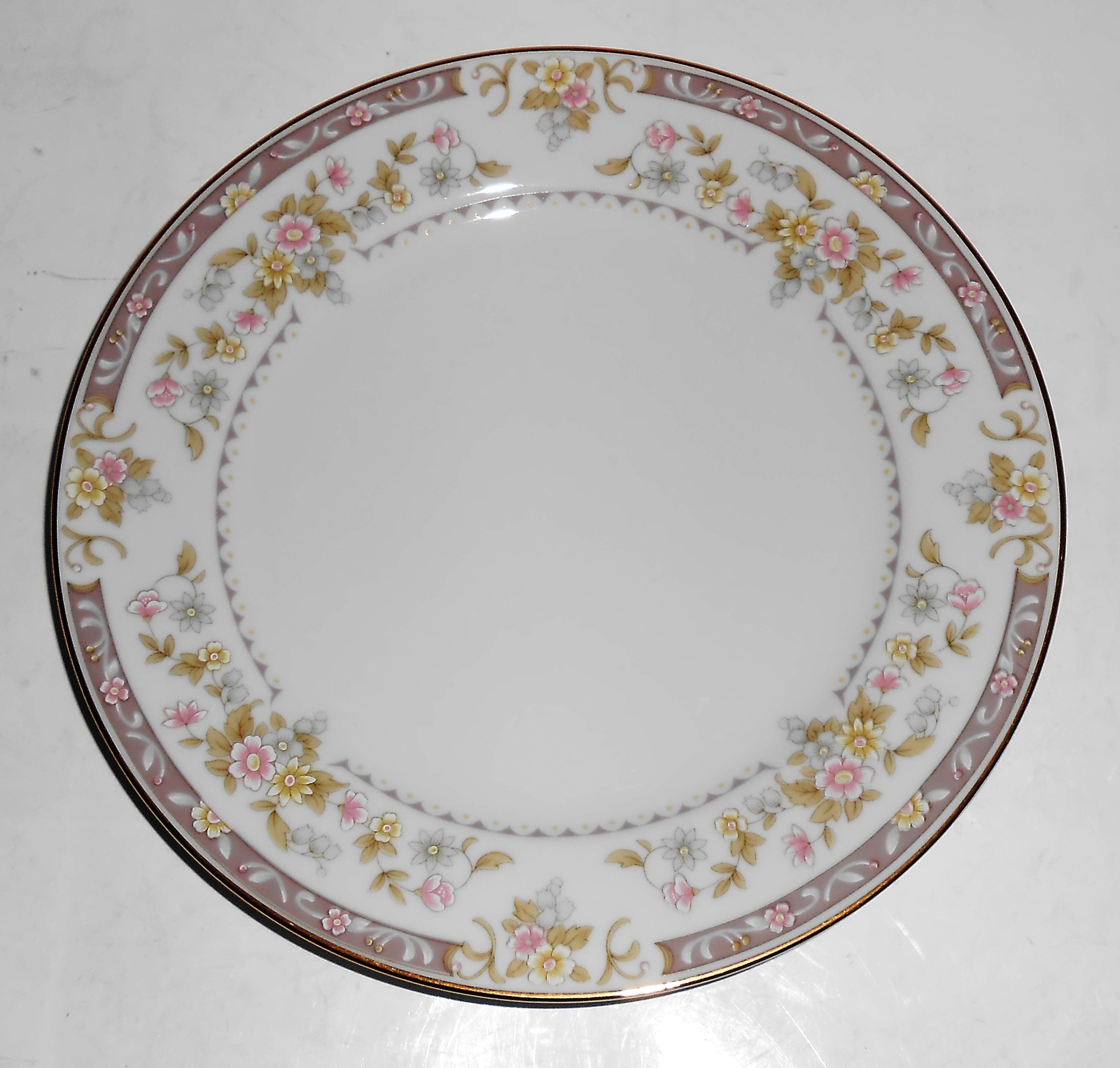 Mikasa Fine China Porcelain Surrey L9033 Salad Plate