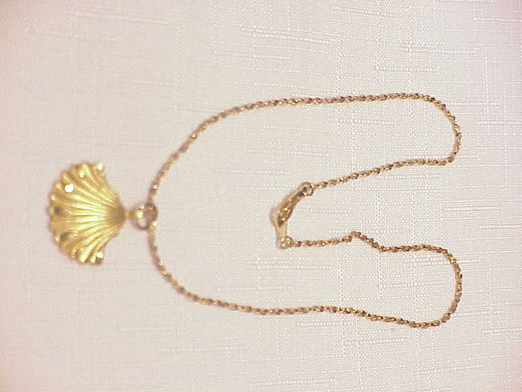 Brushed Gold Tone Scallop Seashell Pendant Necklace