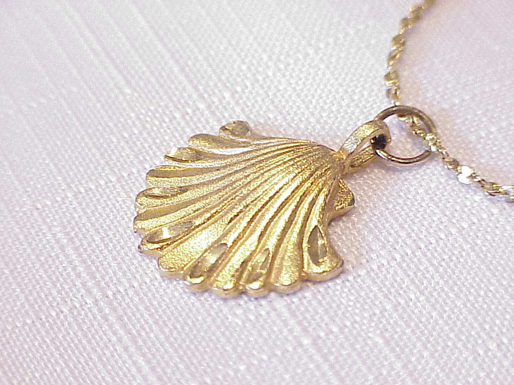 Brushed Gold Tone Scallop Seashell Pendant Necklace
