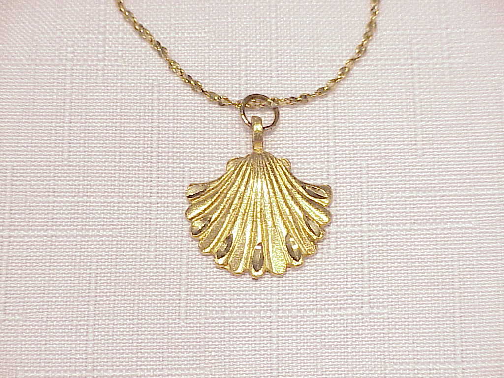 Brushed Gold Tone Scallop Seashell Pendant Necklace