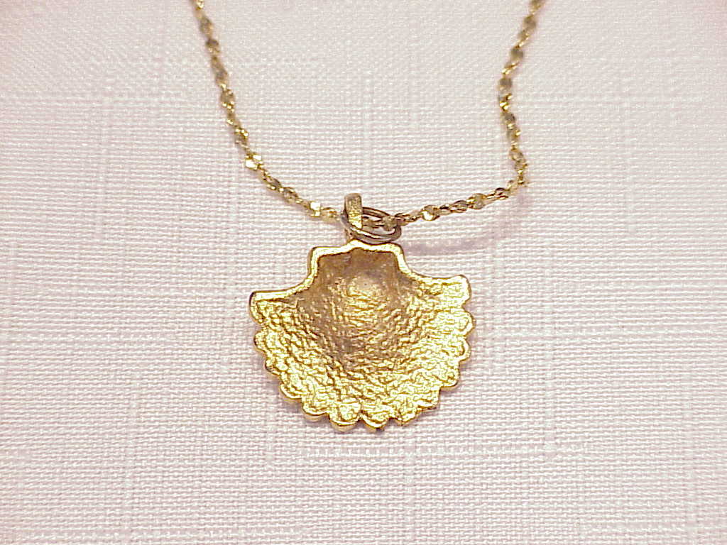 Brushed Gold Tone Scallop Seashell Pendant Necklace
