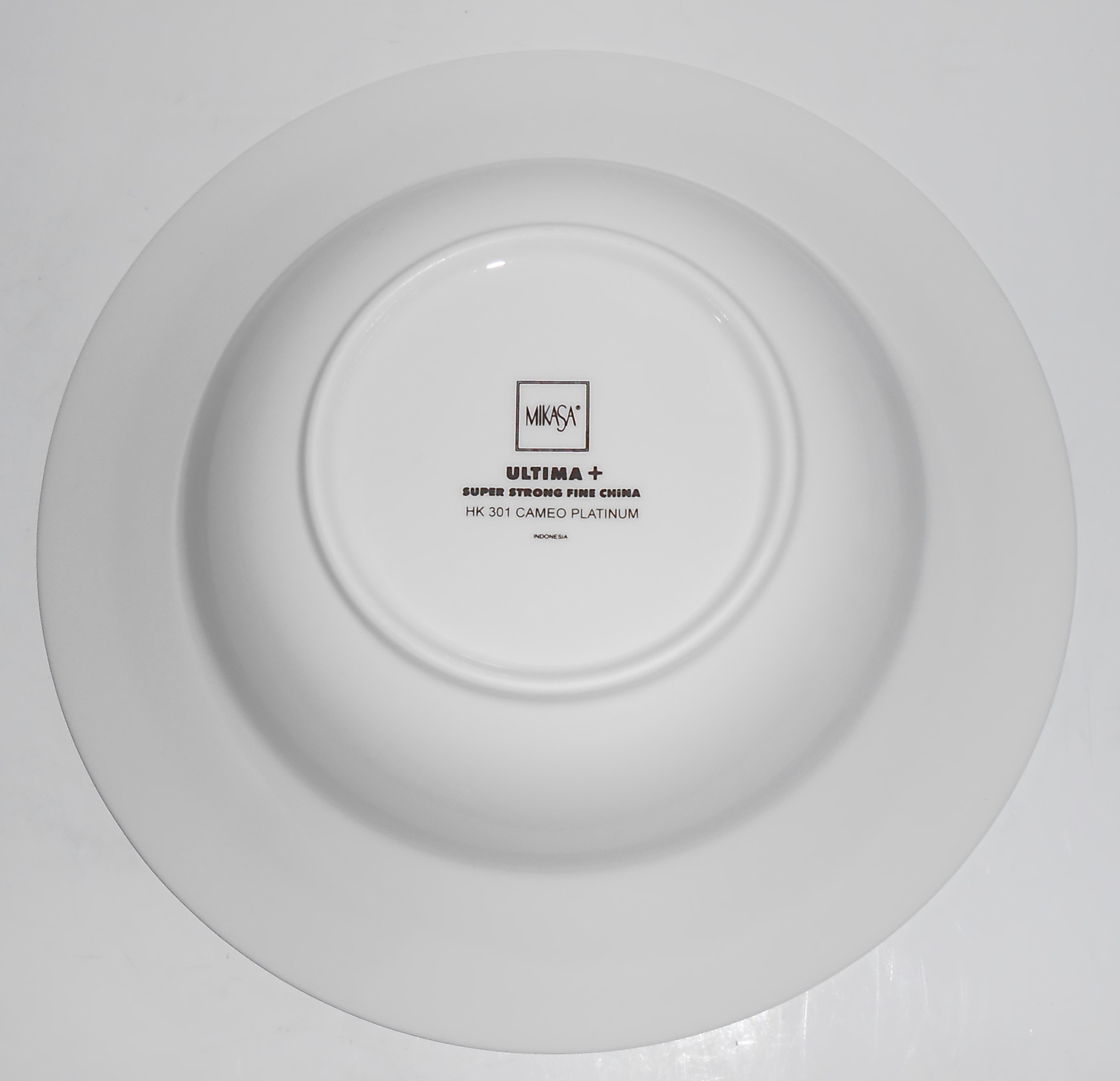 Mikasa Fine China  HK301 Cameo Platinum Rimmed Soup