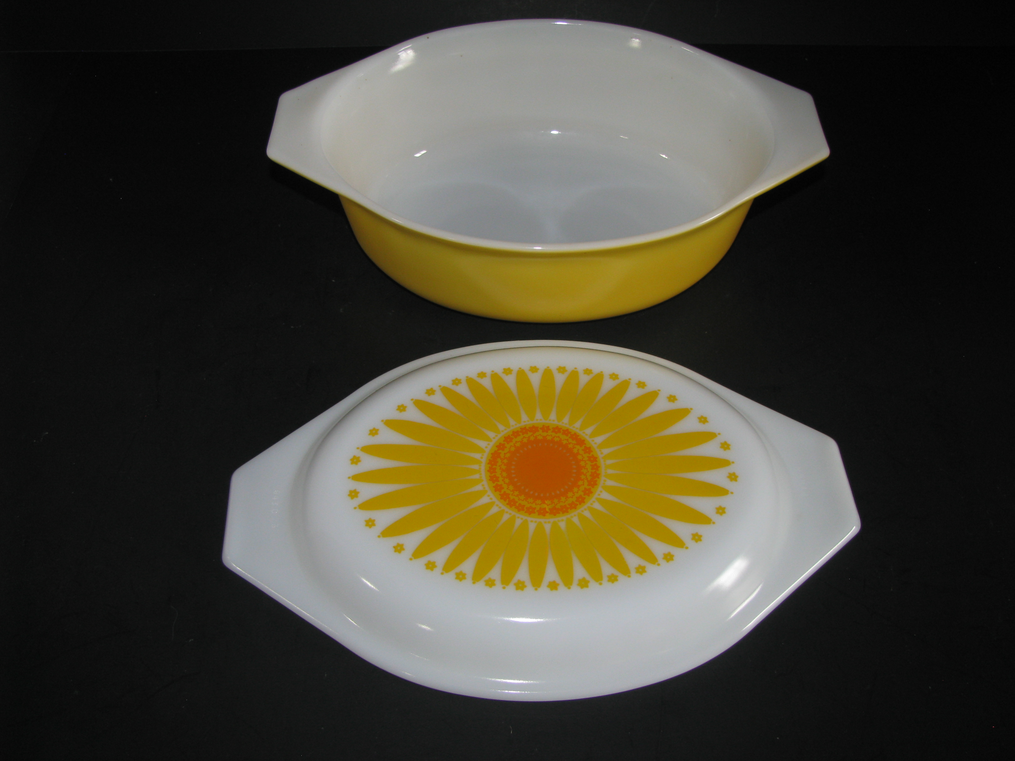 Vintage Pyrex Yellow Daisy 043 1.5qt Casserole