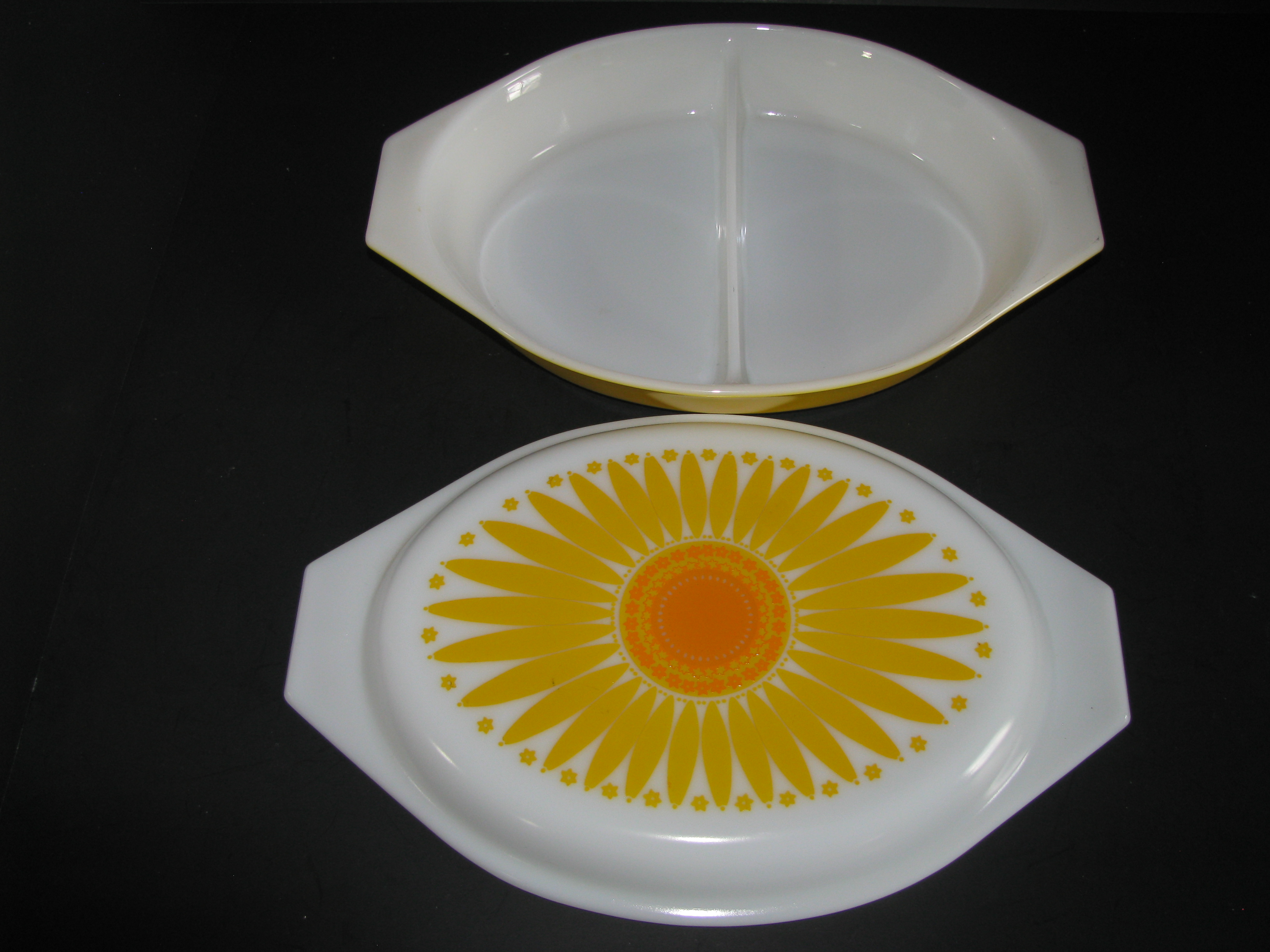 Vintage Pyrex Yellow Daisy 1qt Divided Dish