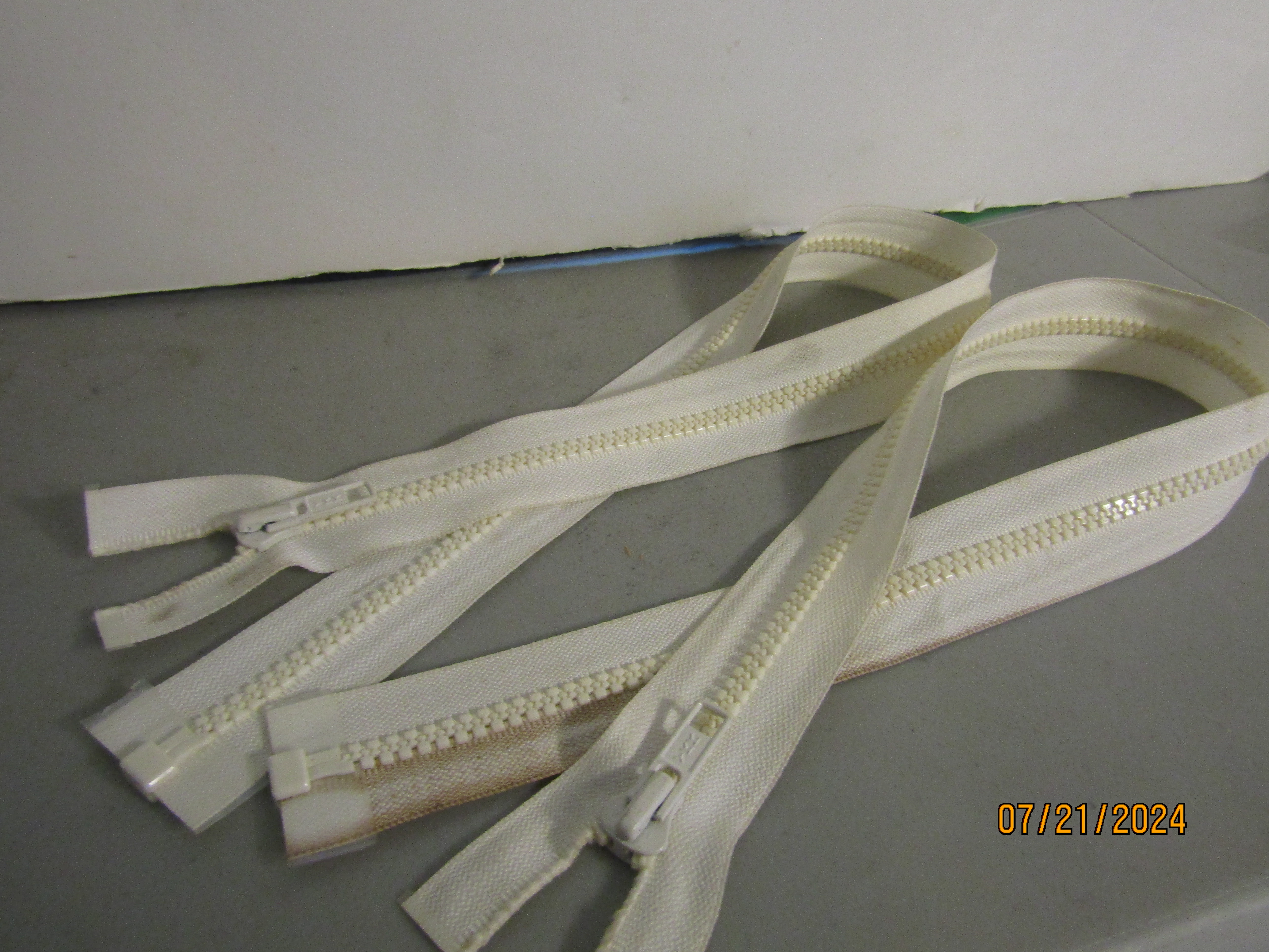 22" Ykk Molded Plastic Natural Separating Zippers