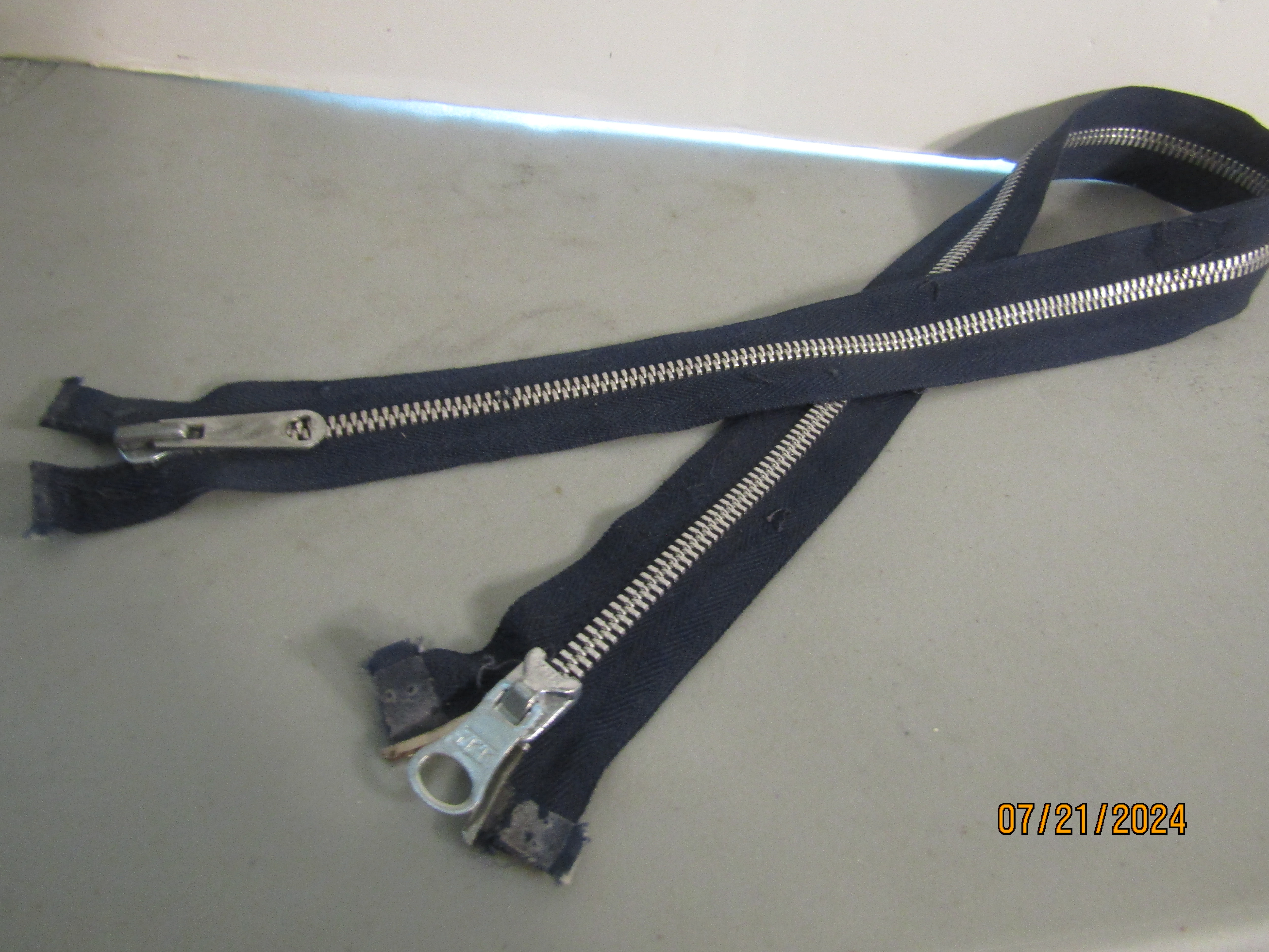 Ykk 25" Black Metal Heavy Separating Dual Zipper