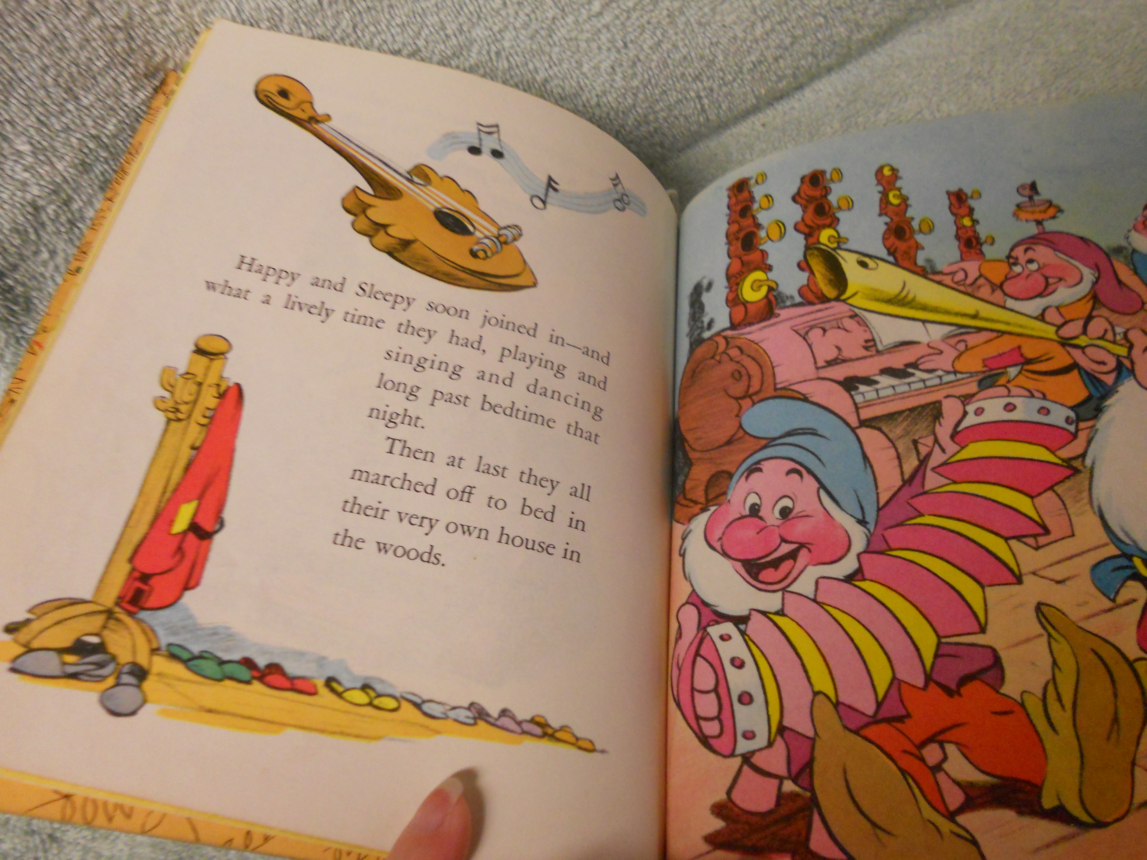 Seven Dwarf's Find A House Disney 1952