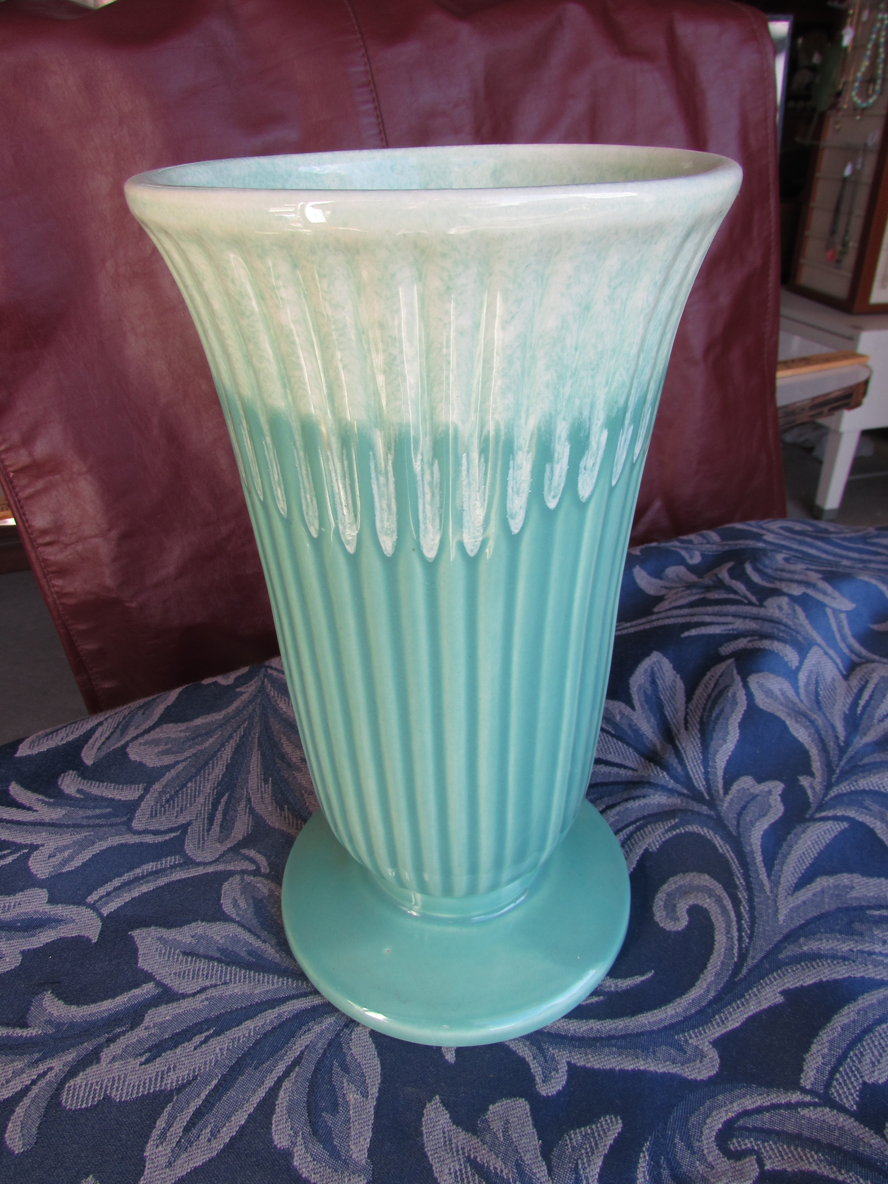 Coronet 211 USA Vase Green with a spattered white top