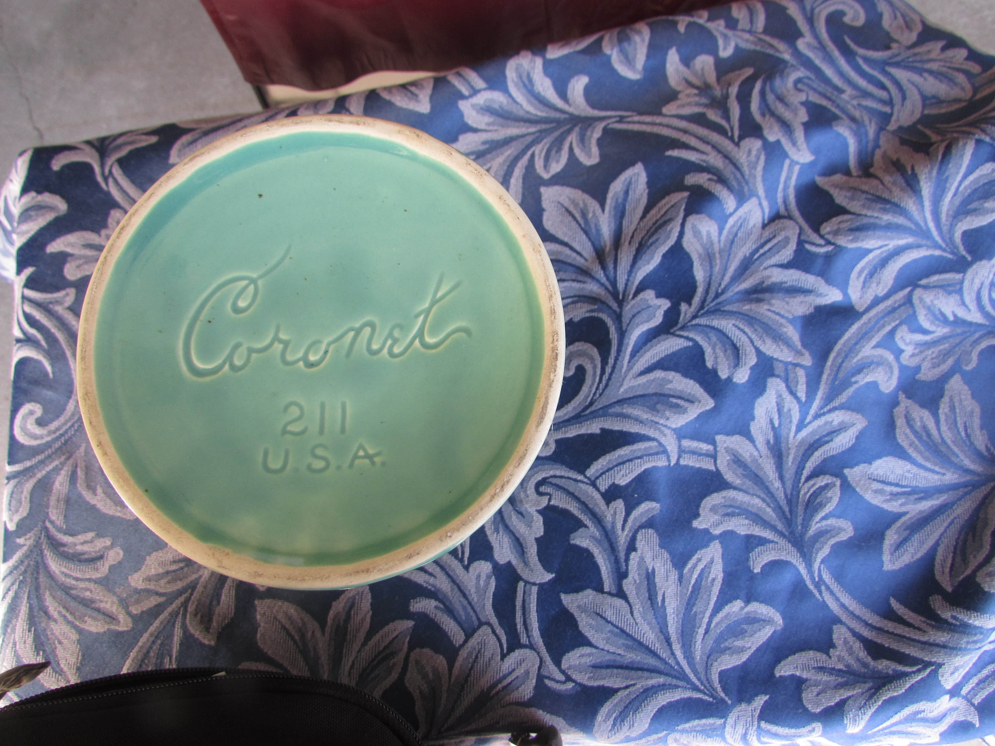 Coronet 211 USA Vase Green with a spattered white top