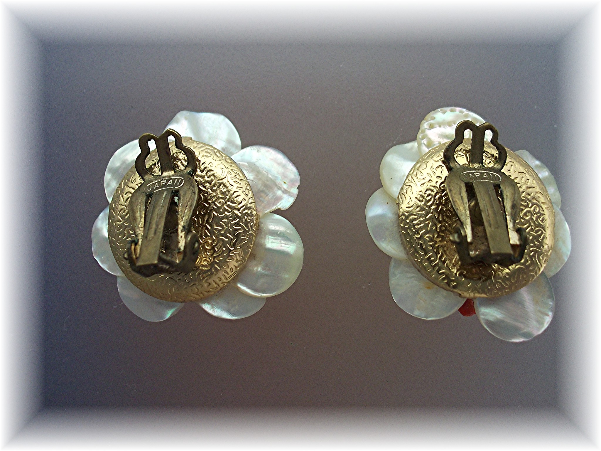Brooch and Earrings Coral Mother of Pearl Vintage Hawai