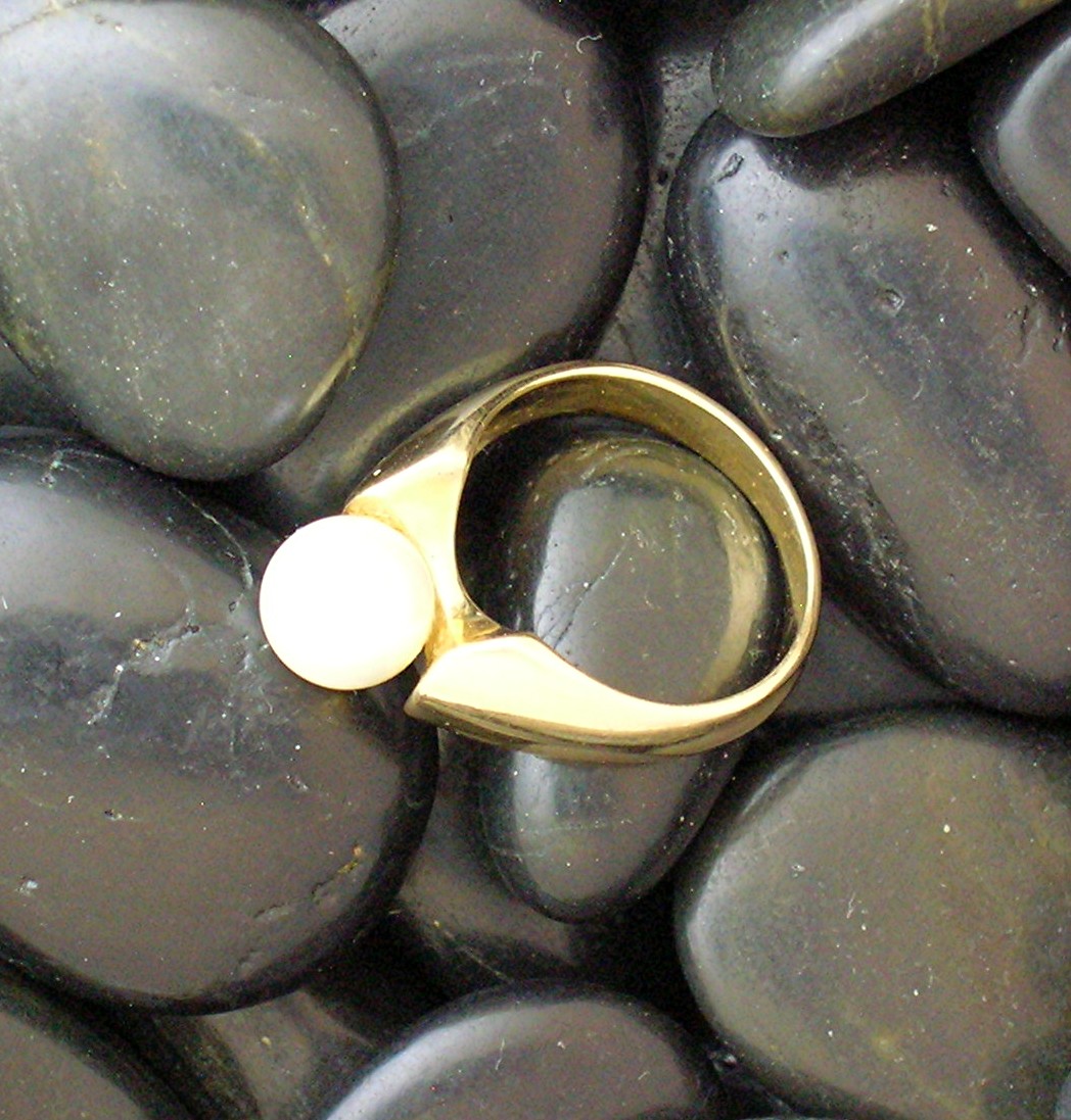 Ring  14K Gold and 7 1/2mm Solitaire Pearl