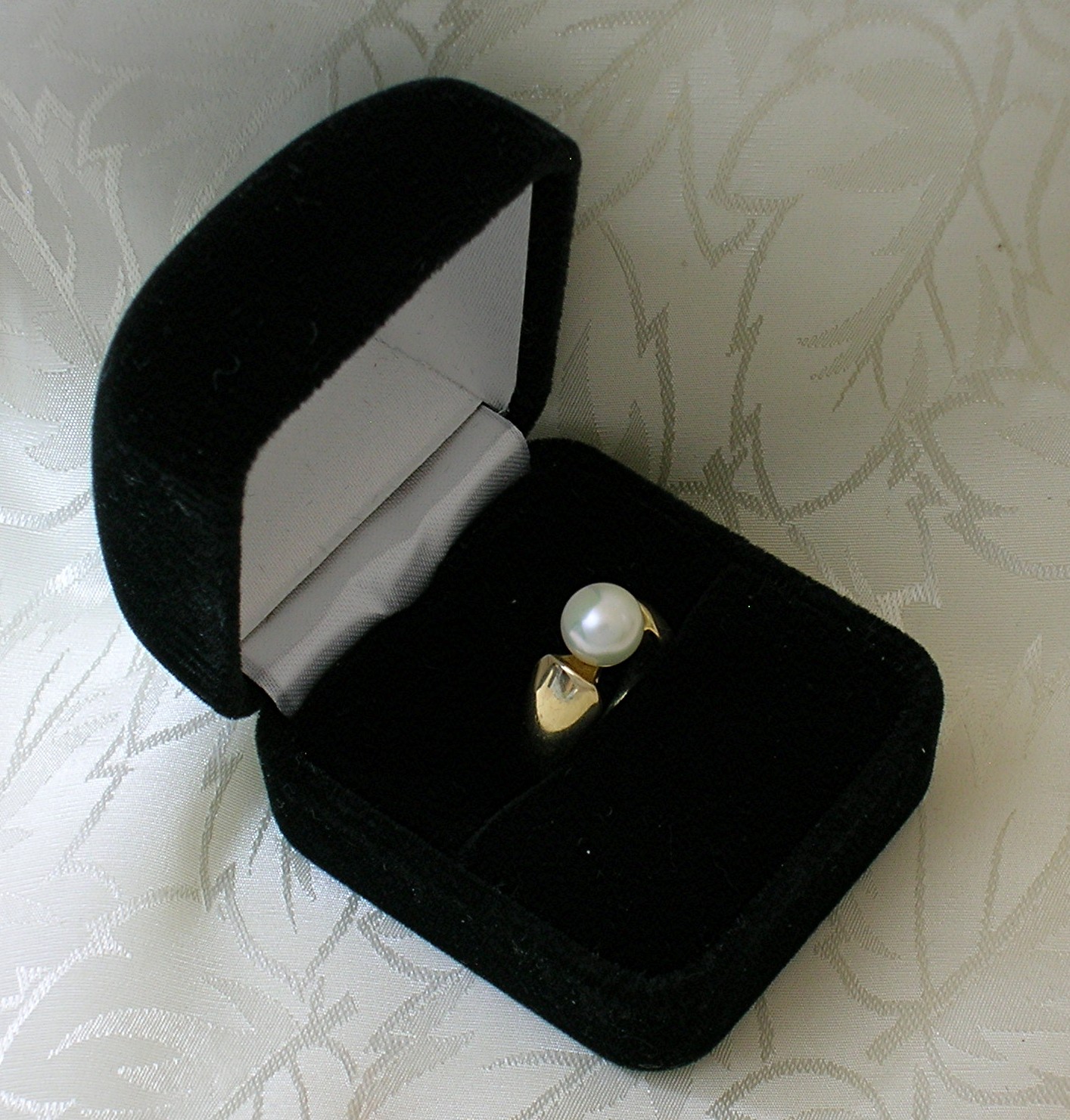 Ring  14K Gold and 7 1/2mm Solitaire Pearl