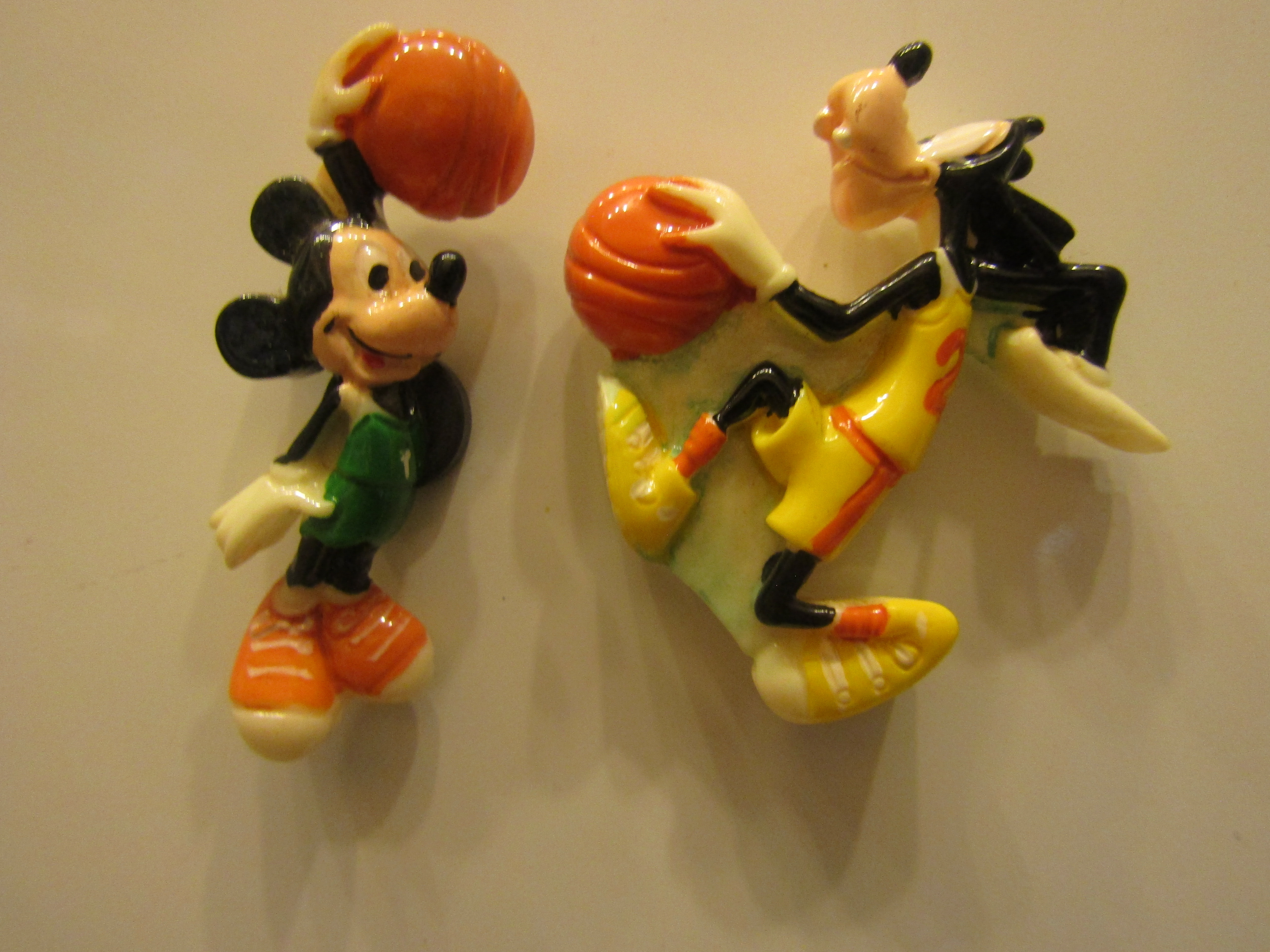 Collectible Disney Magnet Mickey&Goofy Play Basketball
