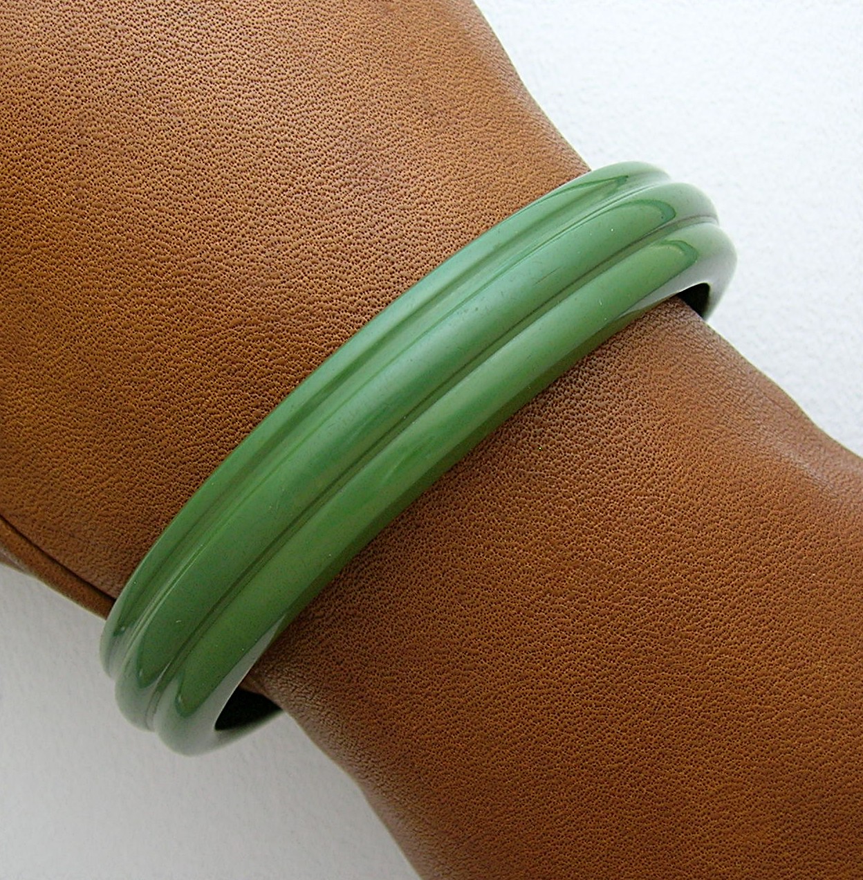 Bakelite Green Bangle Bracelet 1/2 inch Wide