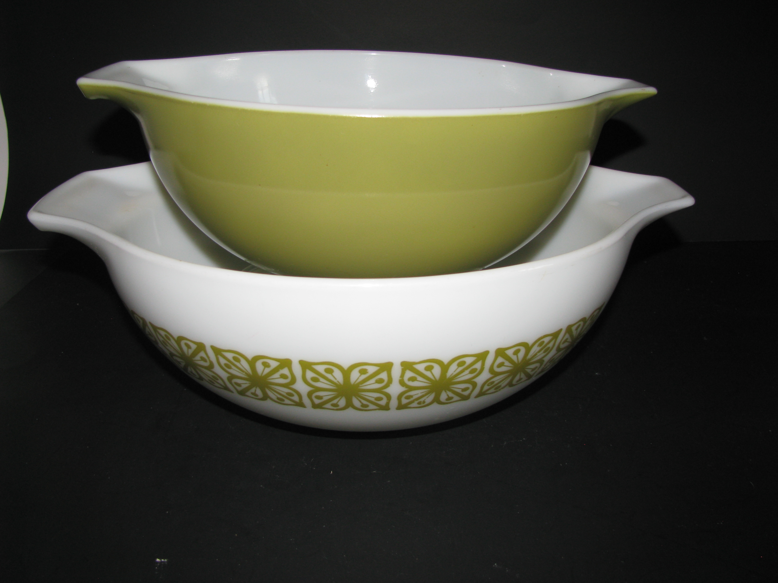 Vintage Pyrex Verde 444 4qt ,443 2.5qt Cinderella Bowls