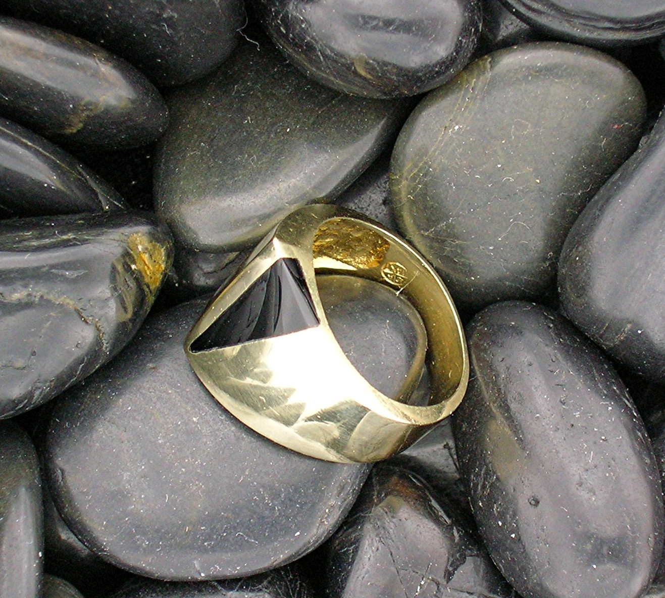 Ring 14K Gold Black Onyx Inlaid