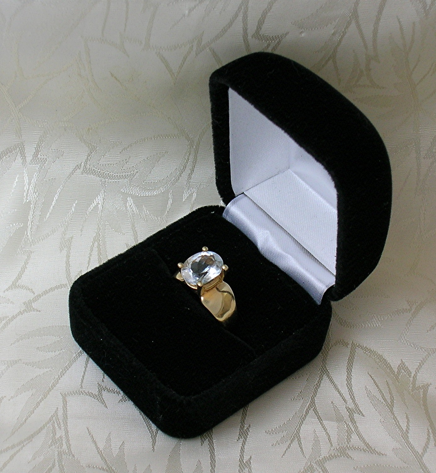 Ring 10 K Yellow Gold Oval Blue Topaz