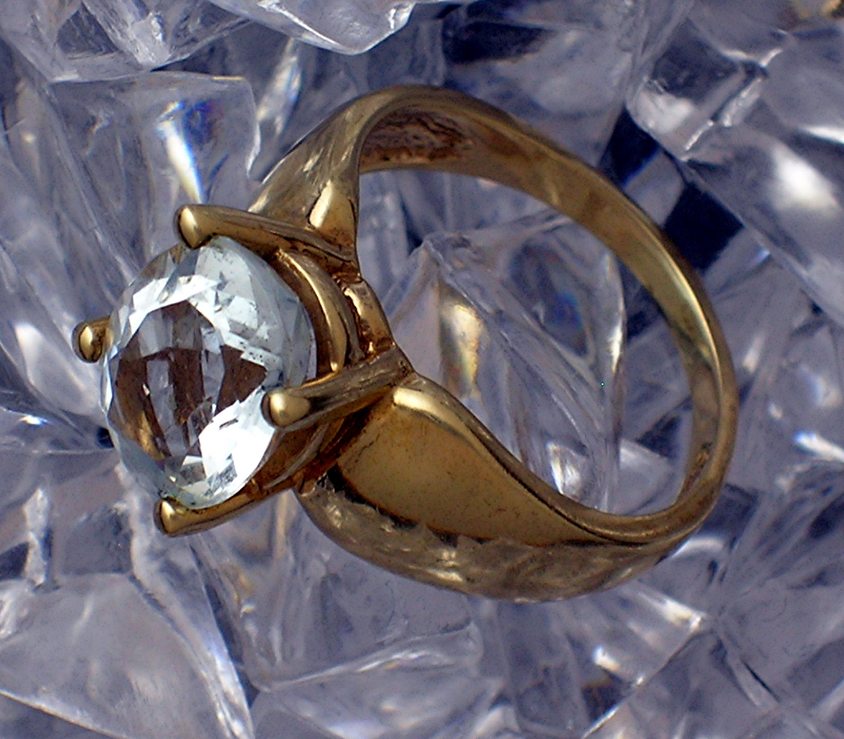Ring 10 K Yellow Gold Oval Blue Topaz
