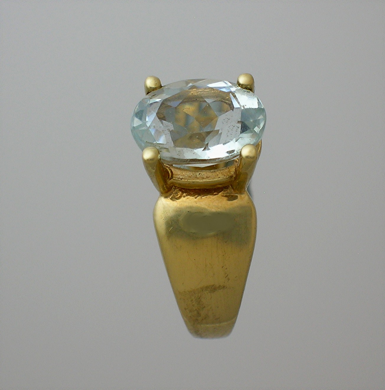 Ring 10 K Yellow Gold Oval Blue Topaz