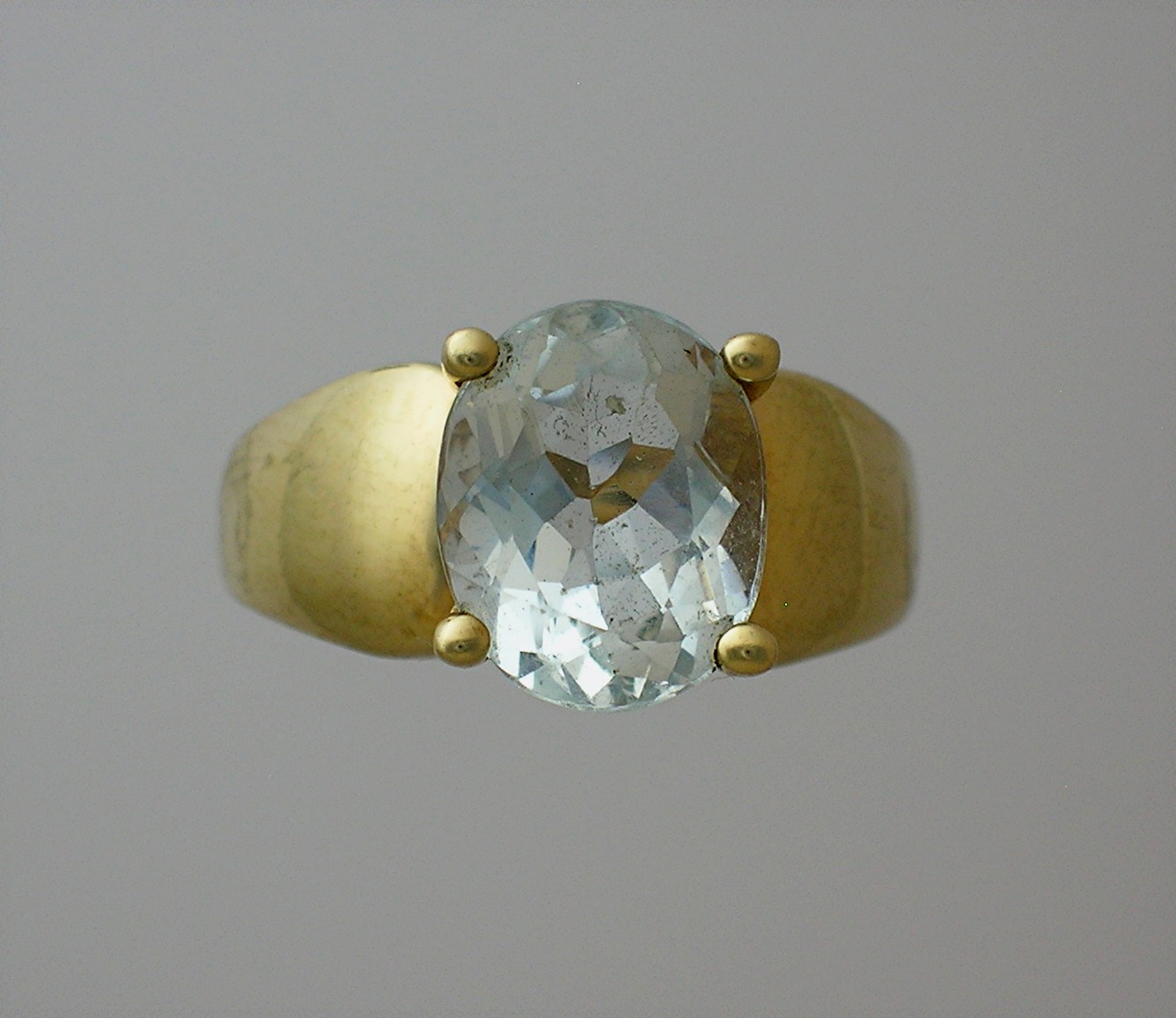 Ring 10 K Yellow Gold Oval Blue Topaz