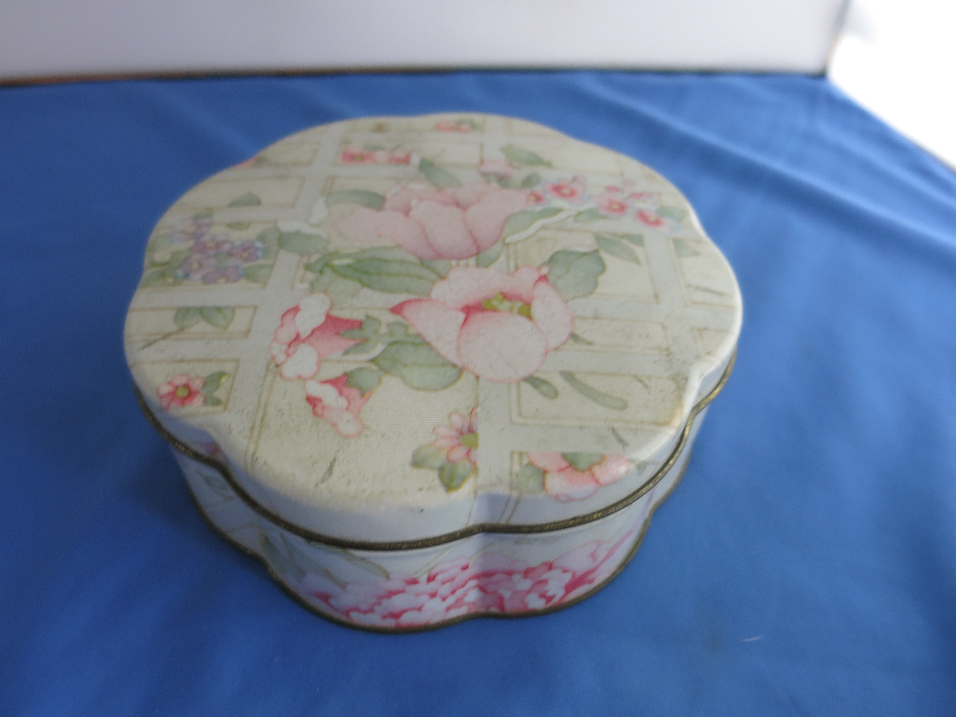 Avon Floral Tin with a Flower Shape circa 70s