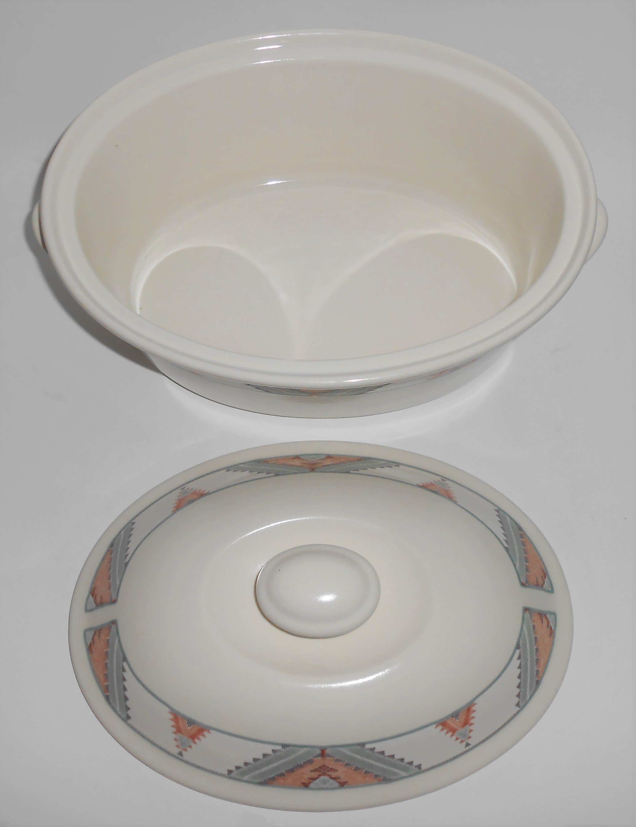 Mikasa Intaglio China CAC24 Santa Fe Oval 2 Qt Casserol