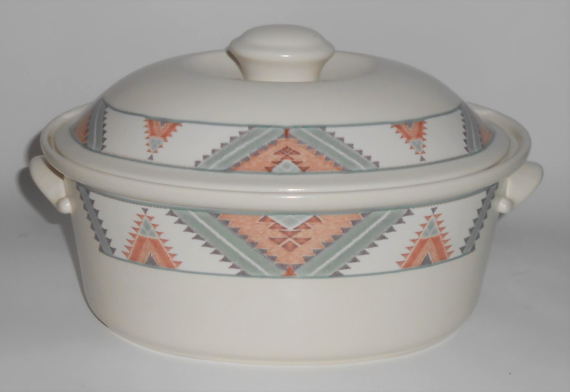 Mikasa Intaglio China CAC24 Santa Fe Oval 2 Qt Casserol