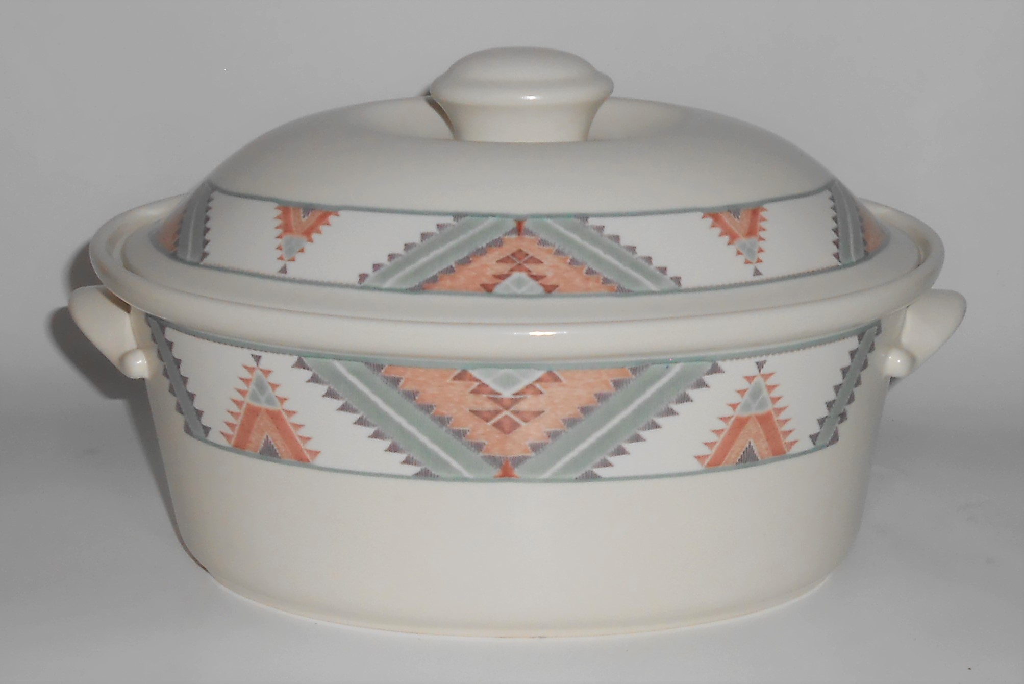 Mikasa Intaglio China CAC24 Santa Fe Oval 2 Qt Casserol
