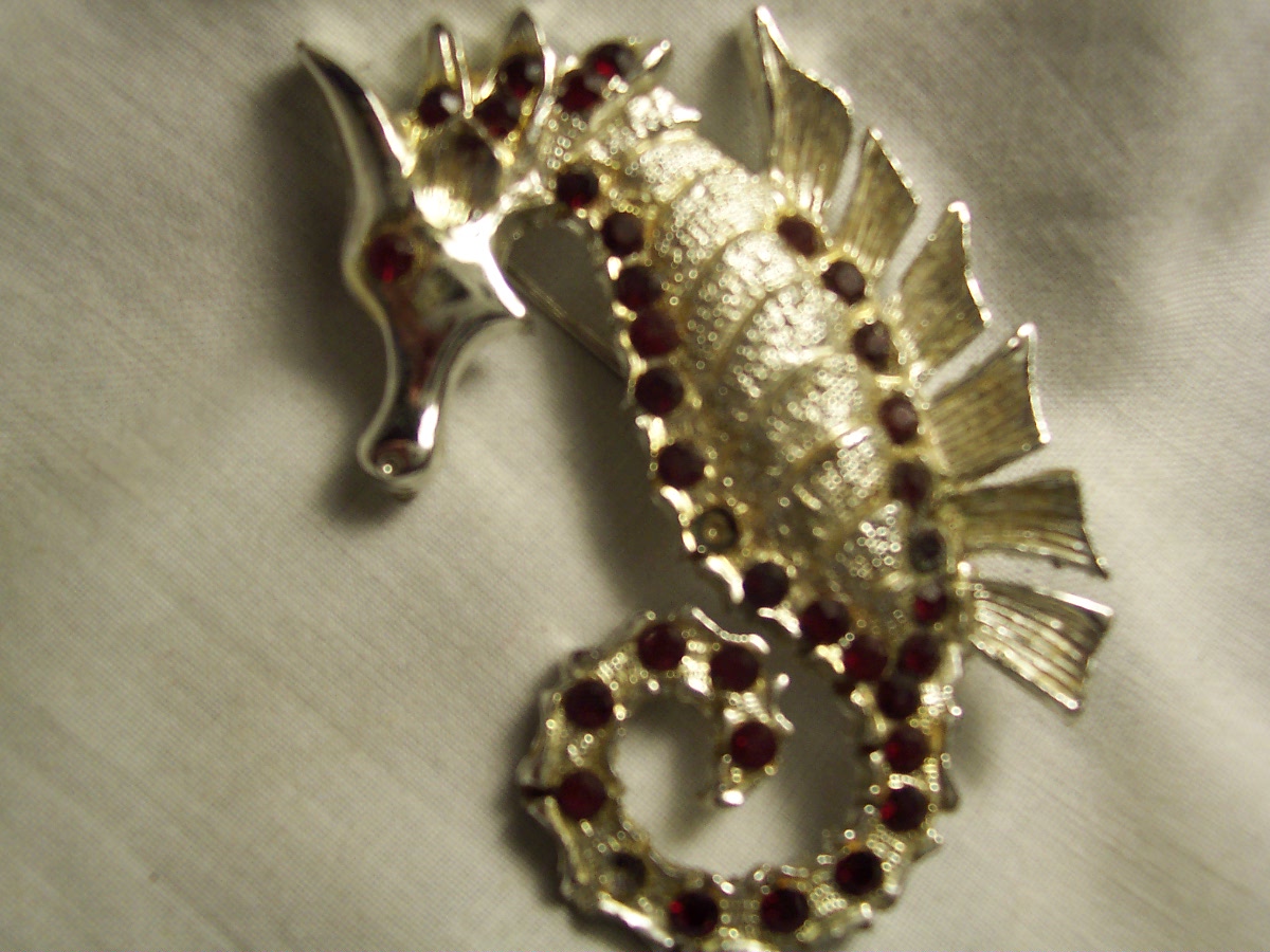 Dodds Seahorse Brooch Pin Ruby Rhinestone Gold Tone