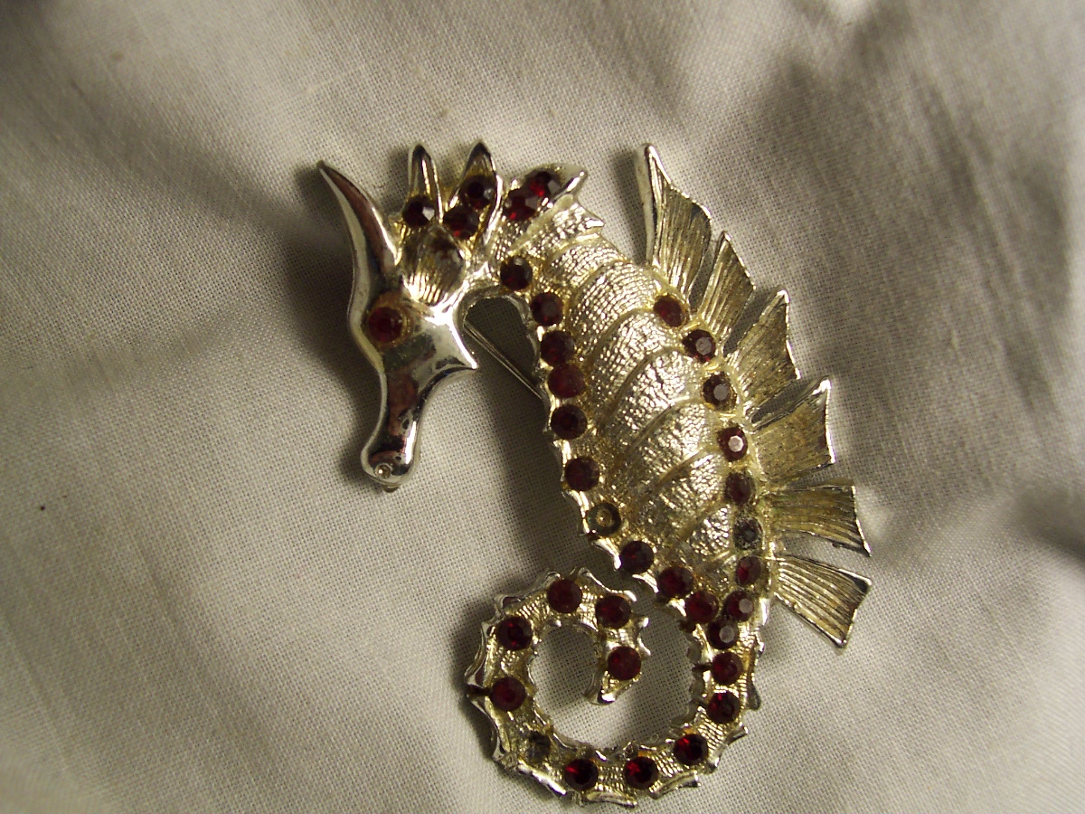 Dodds Seahorse Brooch Pin Ruby Rhinestone Gold Tone