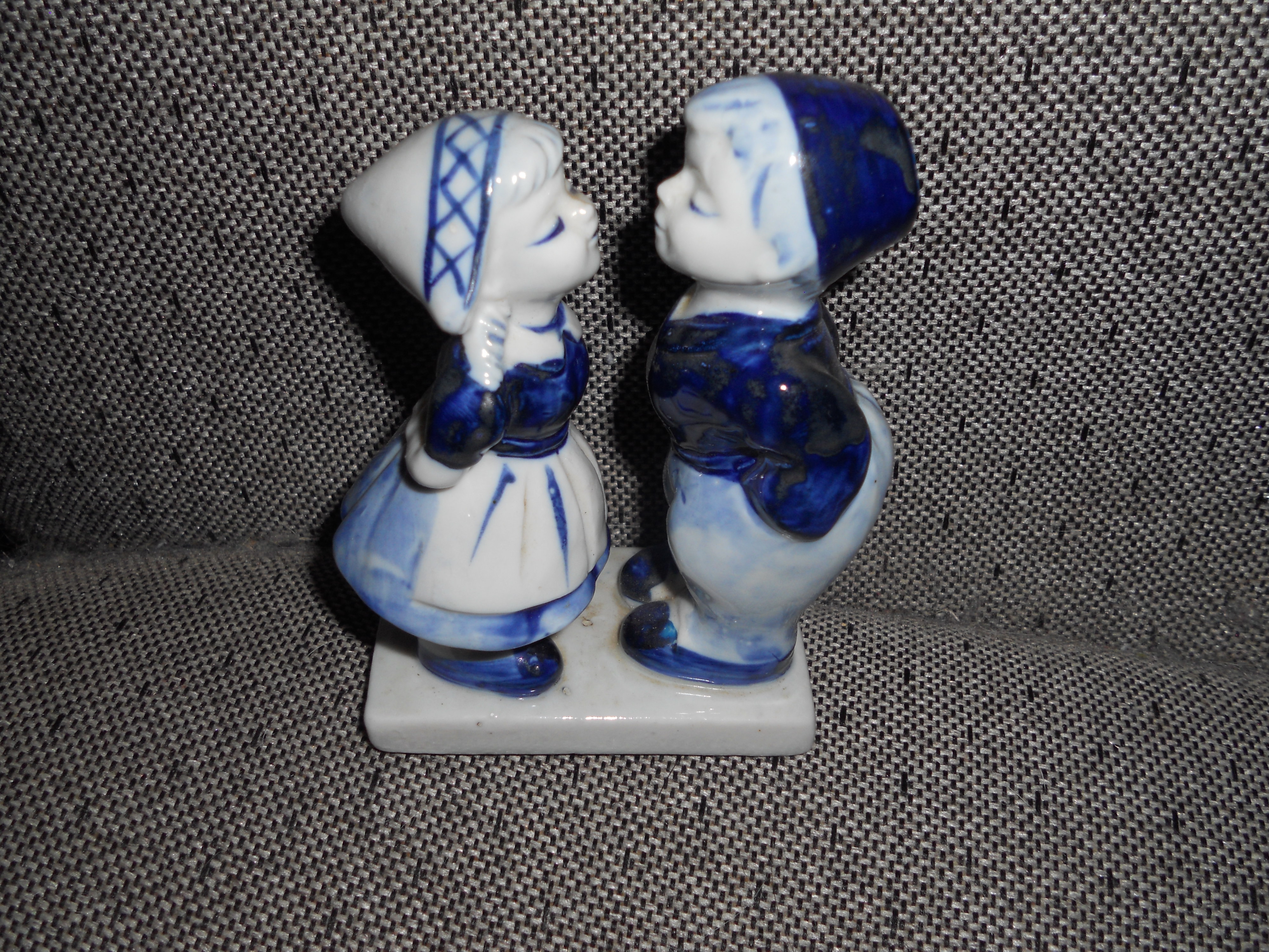Delfts Blue Figurine Kissing Couple Holland