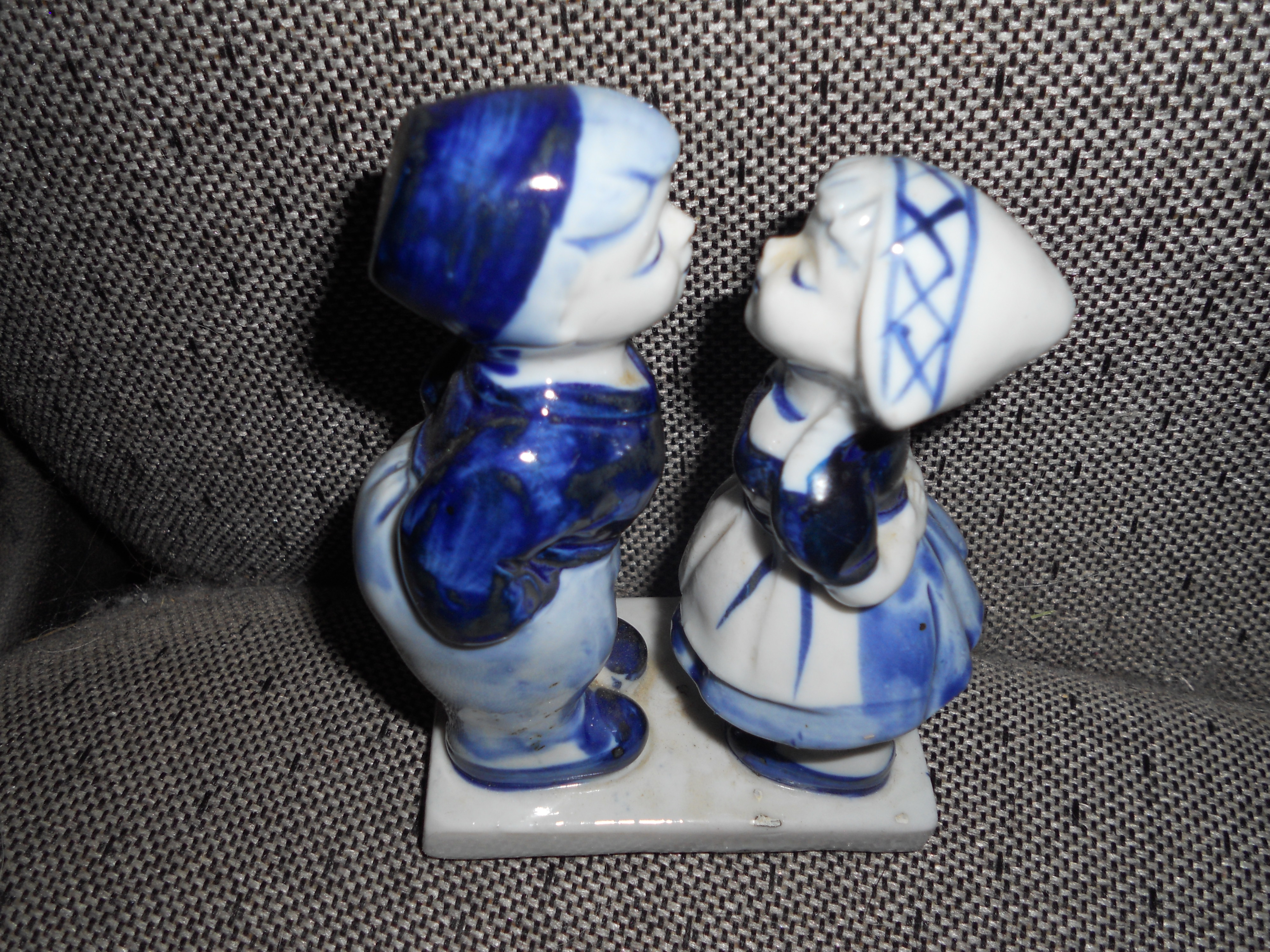 Delfts Blue Figurine Kissing Couple Holland