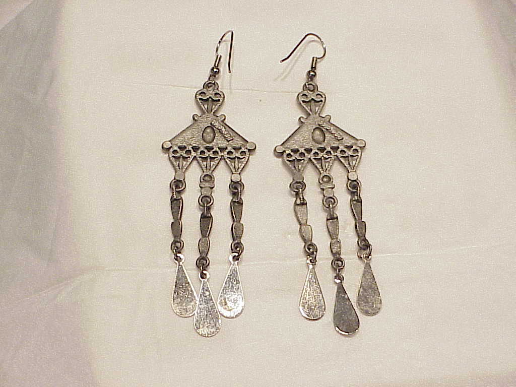 Dangling Pewter And Onyx Chandelier Pierced Earrings Signed Jj 1986