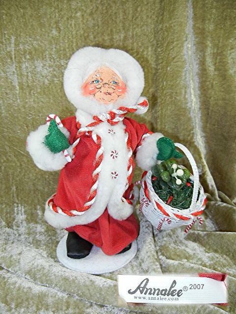 Annalee 2007 Peppermint Mrs Santa with basket