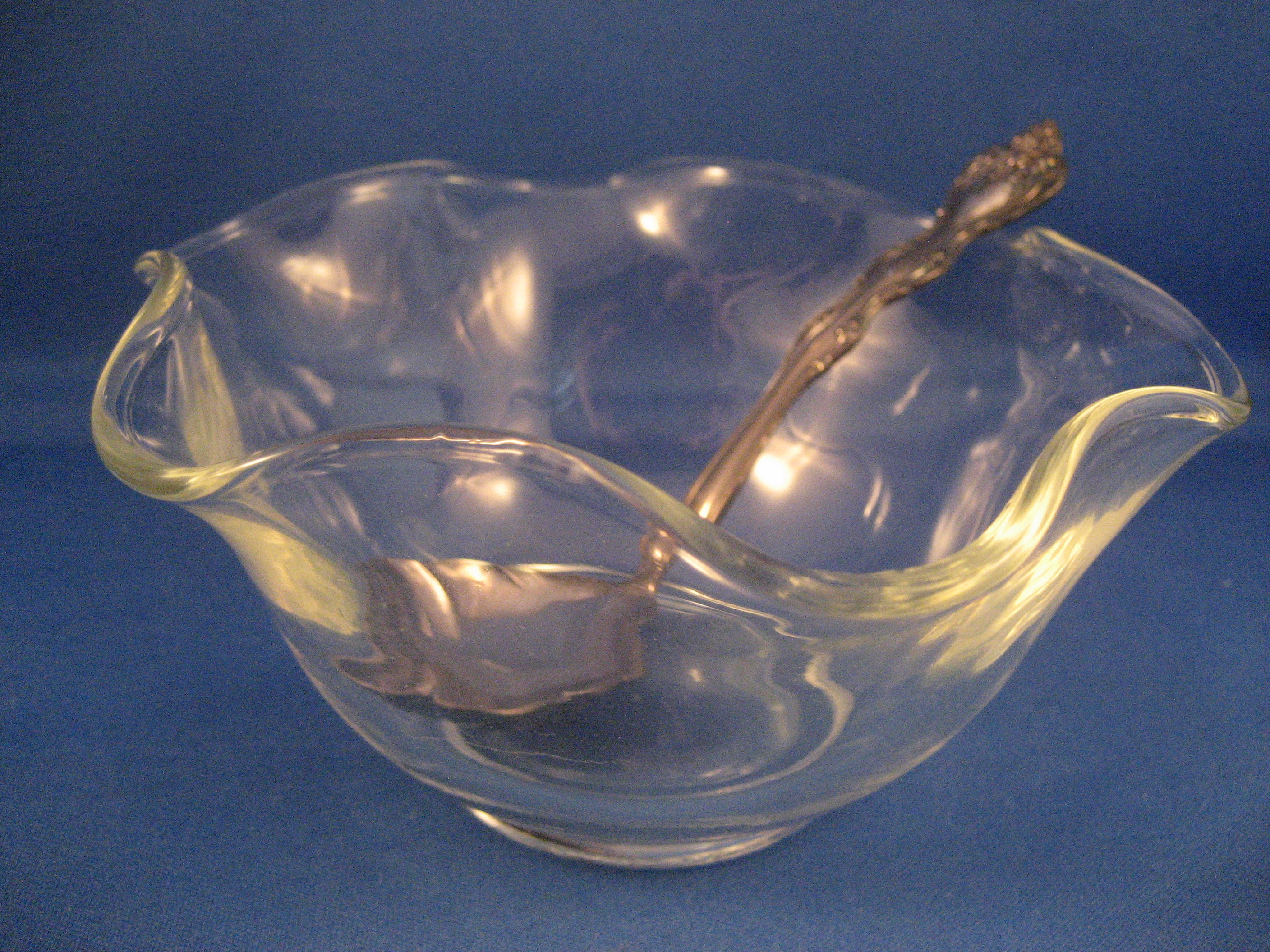 Saucebowl with silverplated ladle