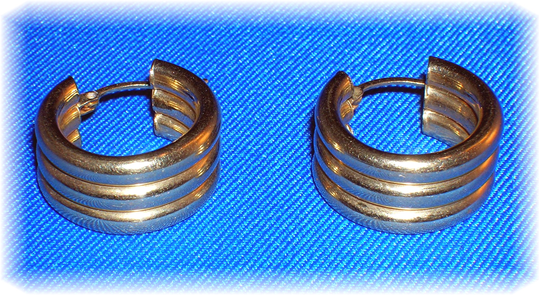 14K Gold 3/4 Inch Hoop Pierced Earrings Signed MW