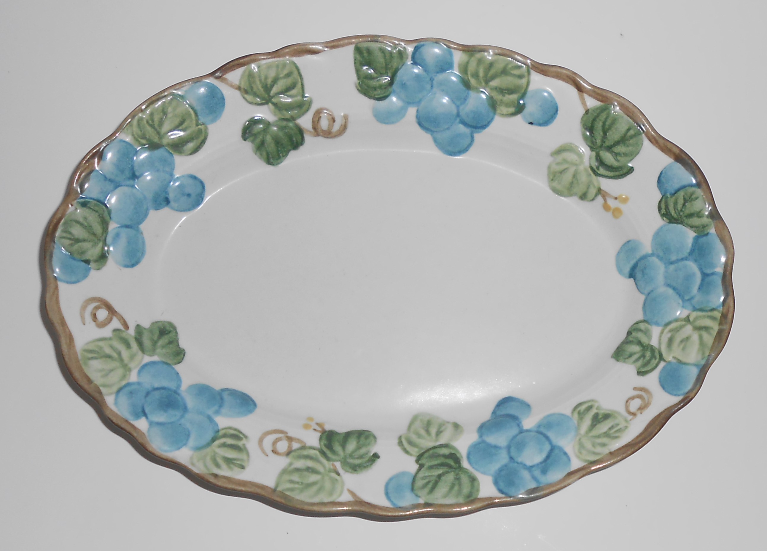 Metlox Pottery Poppy Trail Sculptured Grape 9.5'' Platt