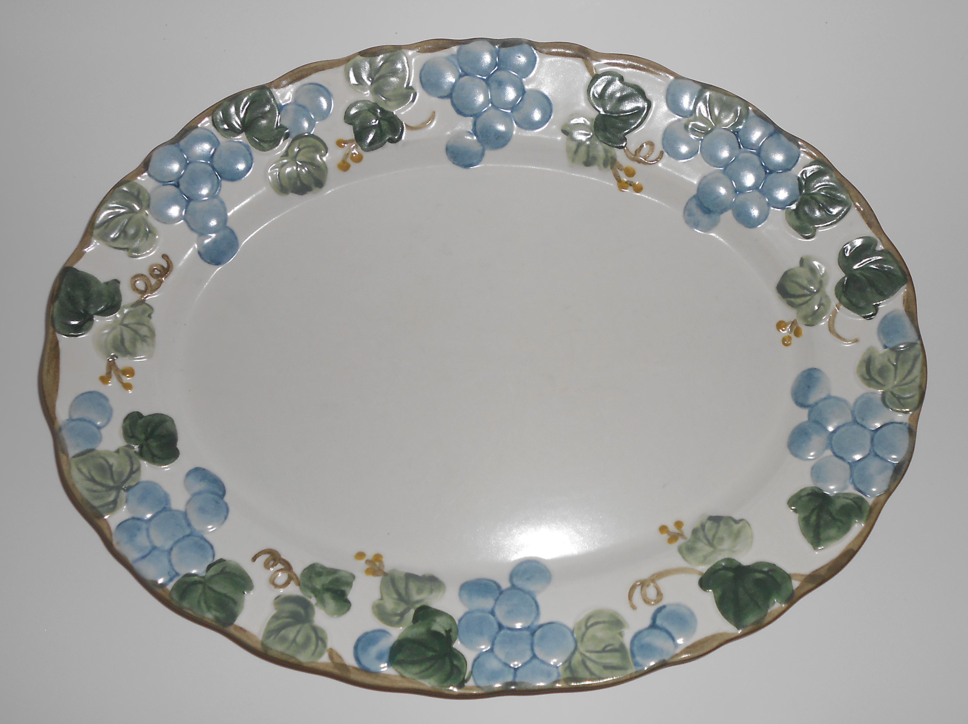 Metlox Pottery Poppy Trail Sculptured Grape 14.25'' Pla