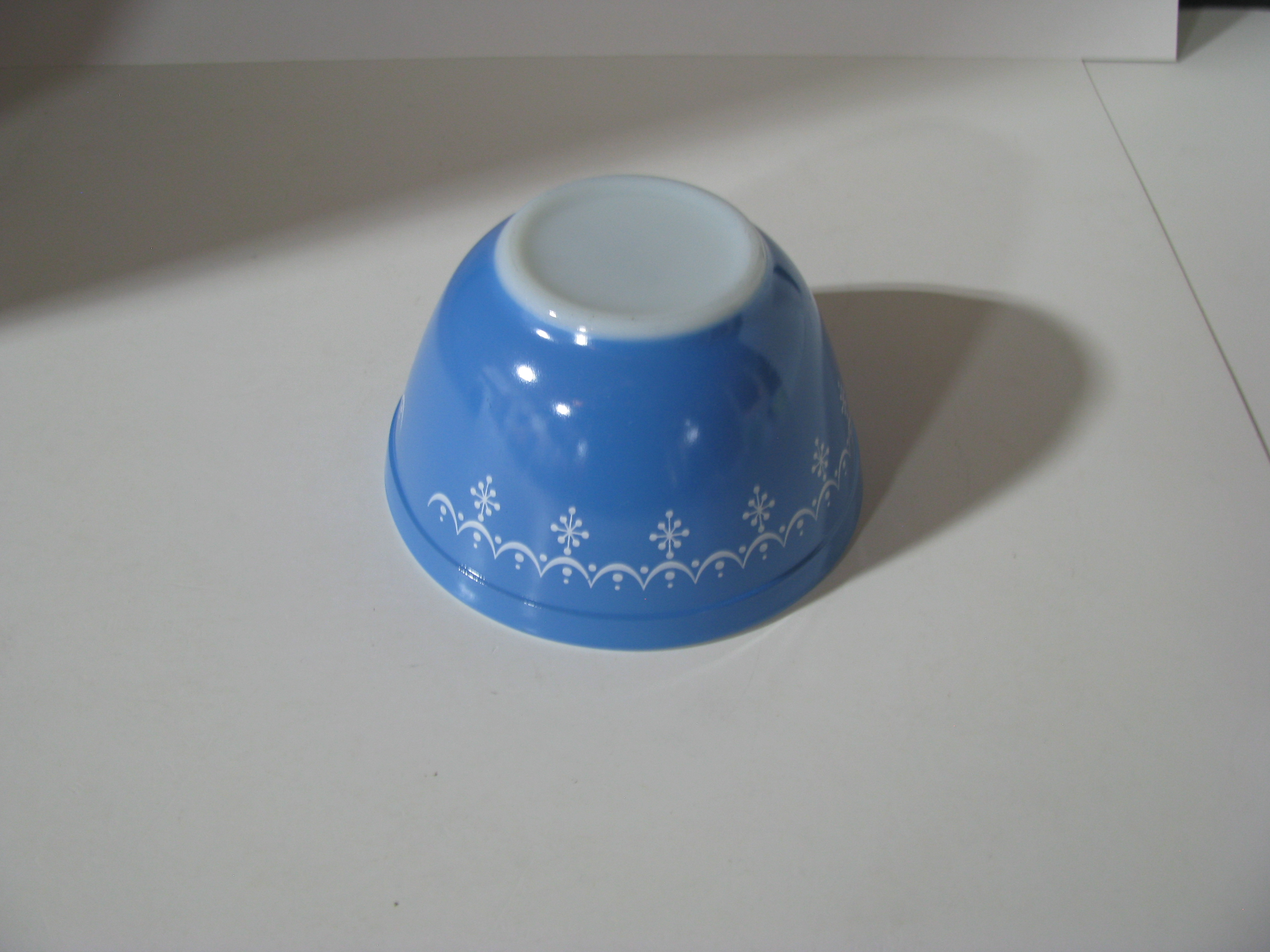 Vintage Pyrex Snowflake Blue 401 1.5pt Nesting Bowl