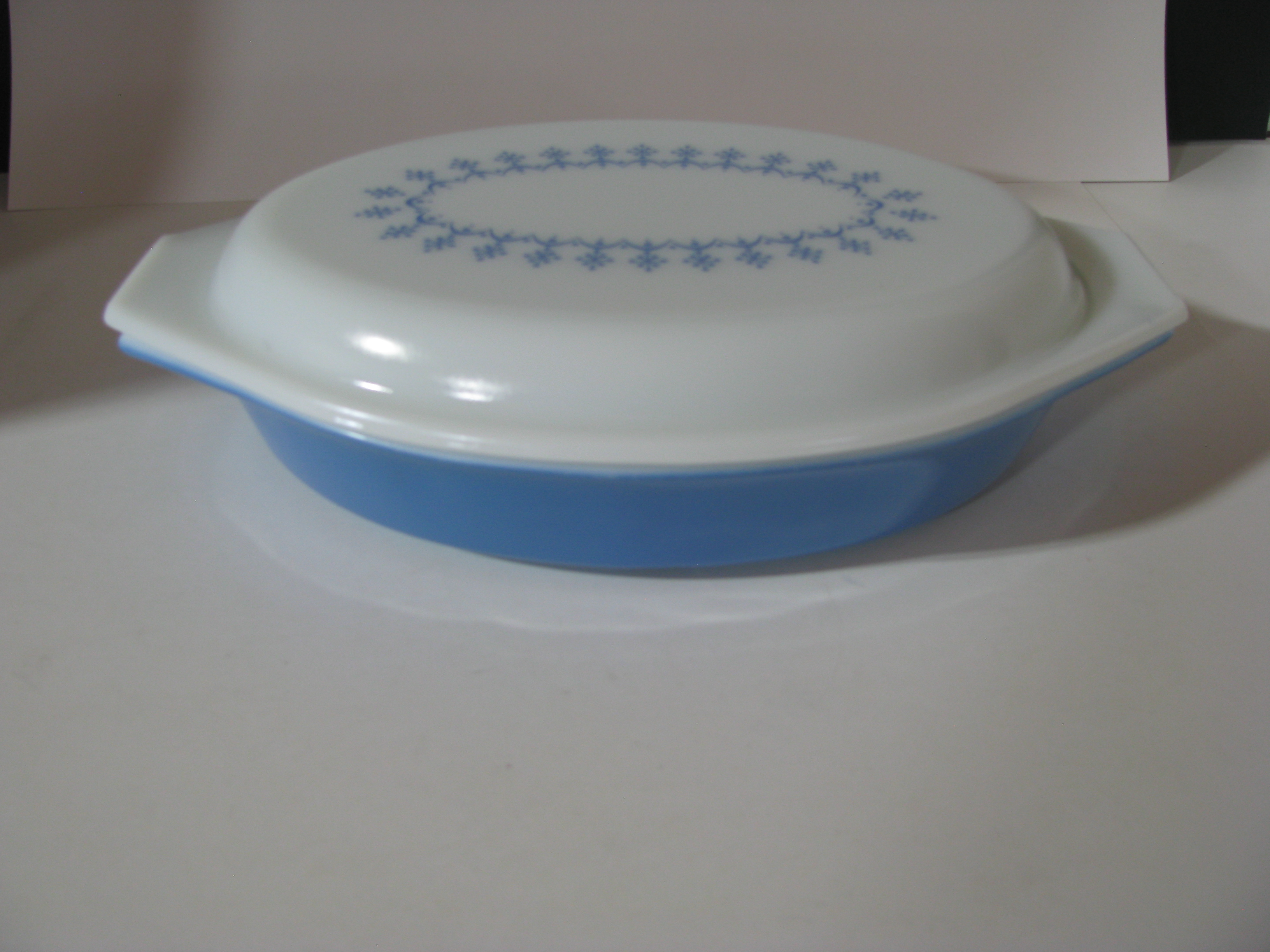 Pyrex Snowflake Blue Garland 063 1qt Divided Dish