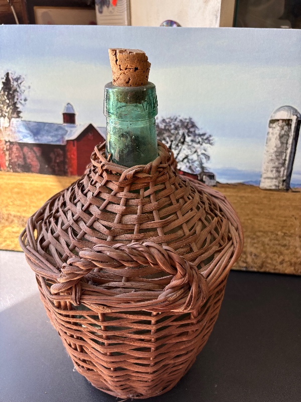 Viresa Liquor Bottle in wicker Basket with Handles cork stopper